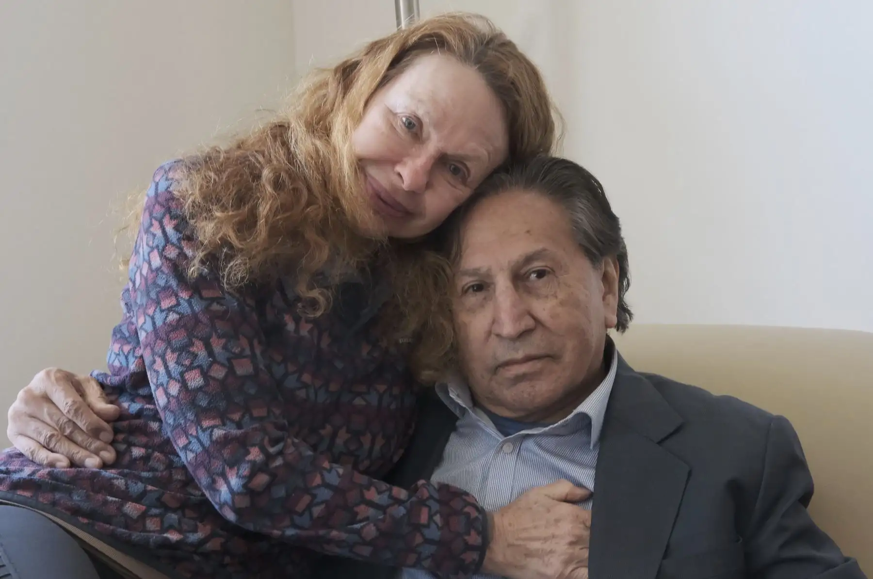 El expresidente peruano Alejandro Toledo posa hoy junto a su esposa, Eliane Karp, durante una entrevista con Efe en Menlo Park, California (EE.UU). Toledo exigió a la Justicia del país andino que no permita su "muerte en prisión", durante una entrevista en exclusiva concedida a EFE horas antes de su entrega a las autoridades estadounidenses, como paso previo a ser extraditado.
Foto: EFE