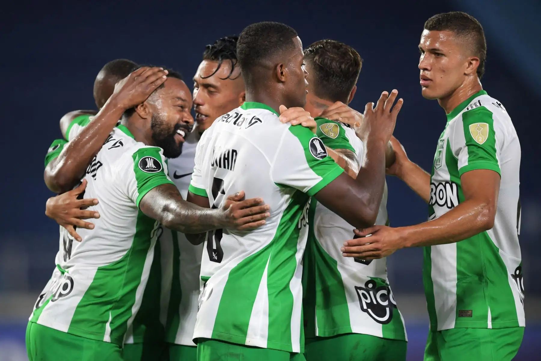 El mediocampista del Atlético Nacional Dorlan Pabón celebra con sus compañeros después de anotar contra Melgar durante el partido de ida de la fase de grupos de la Copa Libertadores entre el Atlético Nacional y Melgar en el estadio Metropolitano de Barranquilla, Colombia, el 20 de abril de 2023.
Foto:AFP