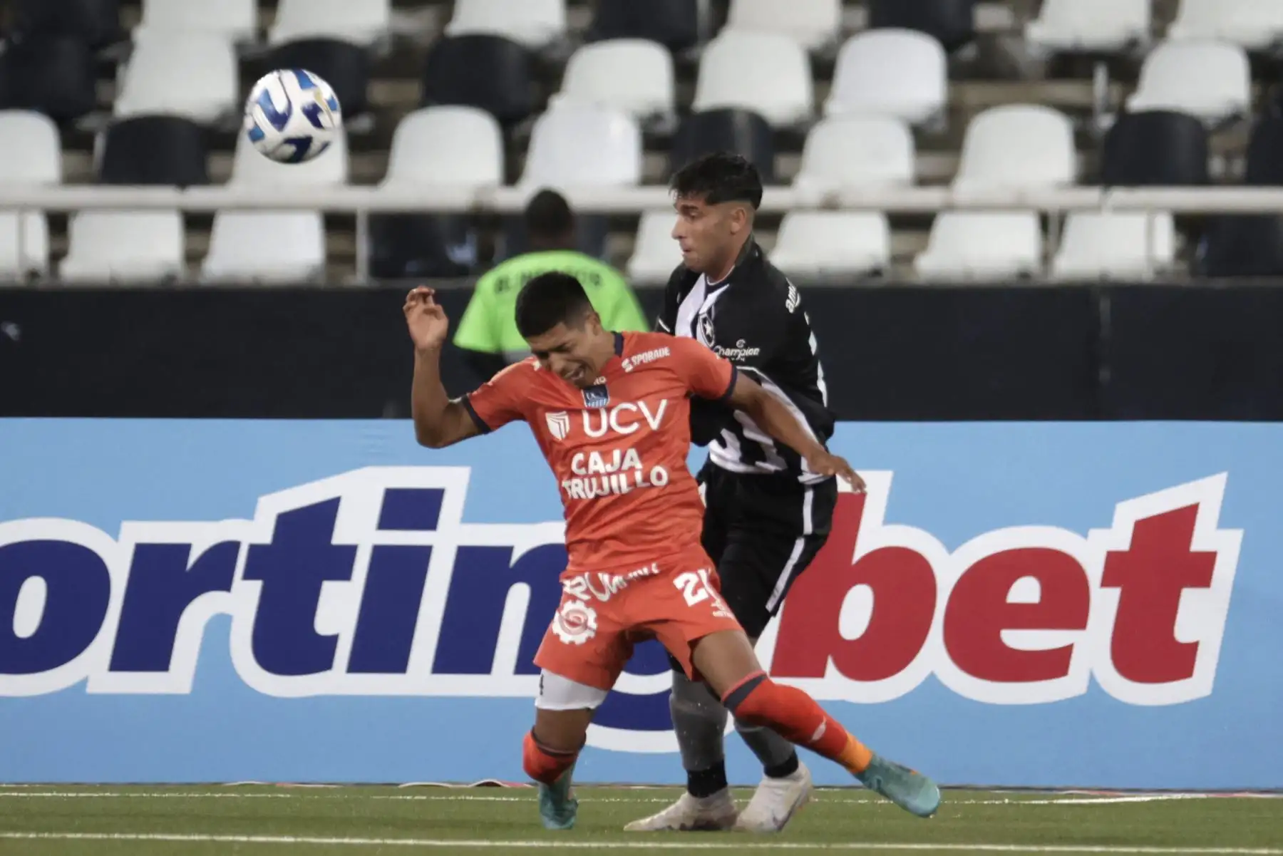 Leonel di Plácido de Botafogo disputa un balón con Aldo Olaya de César Vallejo hoy, en un partido de la fase de grupos de la Copa Sudamericana en el estadio Nilton Santos en Río de Janeiro, Brasil.
Foto: EFE