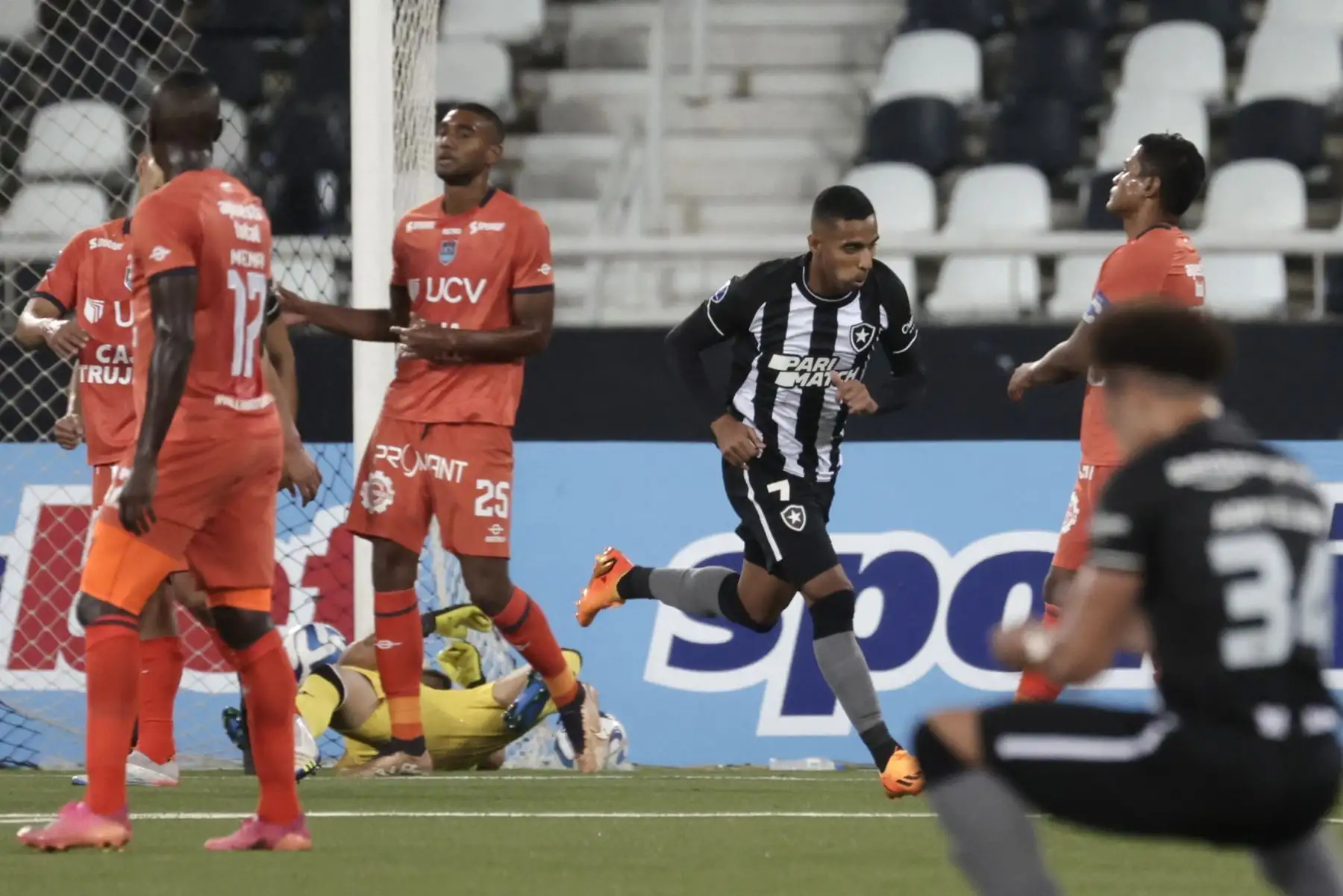 Joao Vitor de Botafogo celebra un gol hoy, en un partido de la fase de grupos de la Copa Sudamericana en el estadio Nilton Santos en Río de Janeiro, Brasil.
Foto: EFE