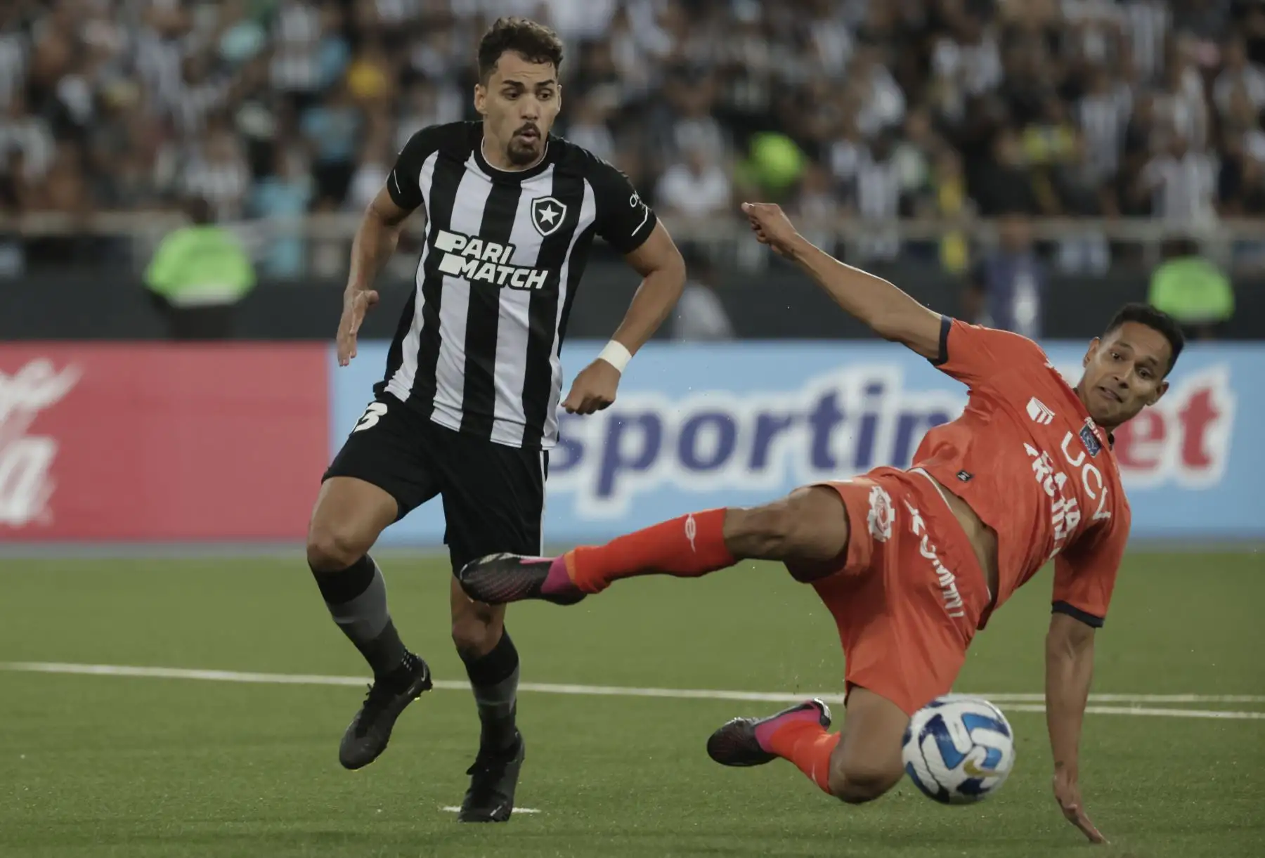 Carlos Eduardo (i) de Botafogo disputa un balón con Renzo Garcés de César Vallejo hoy, en un partido de la fase de grupos de la Copa Sudamericana entre Botafogo y César Vallejo en el estadio Nilton Santos en Río de Janeiro, Brasil.
Foto: EFE