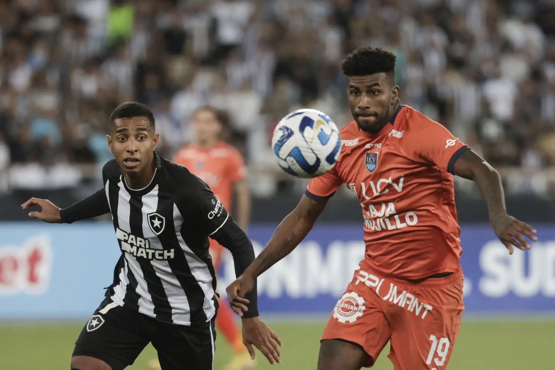 João Victor (i) de Botafogo disputa un balón con Carlos Ascues de César Vallejo hoy, en un partido de la fase de grupos de la Copa Sudamericana entre Botafogo y César Vallejo en el estadio Nilton Santos en Río de Janeiro, Brasil.
Foto: EFE