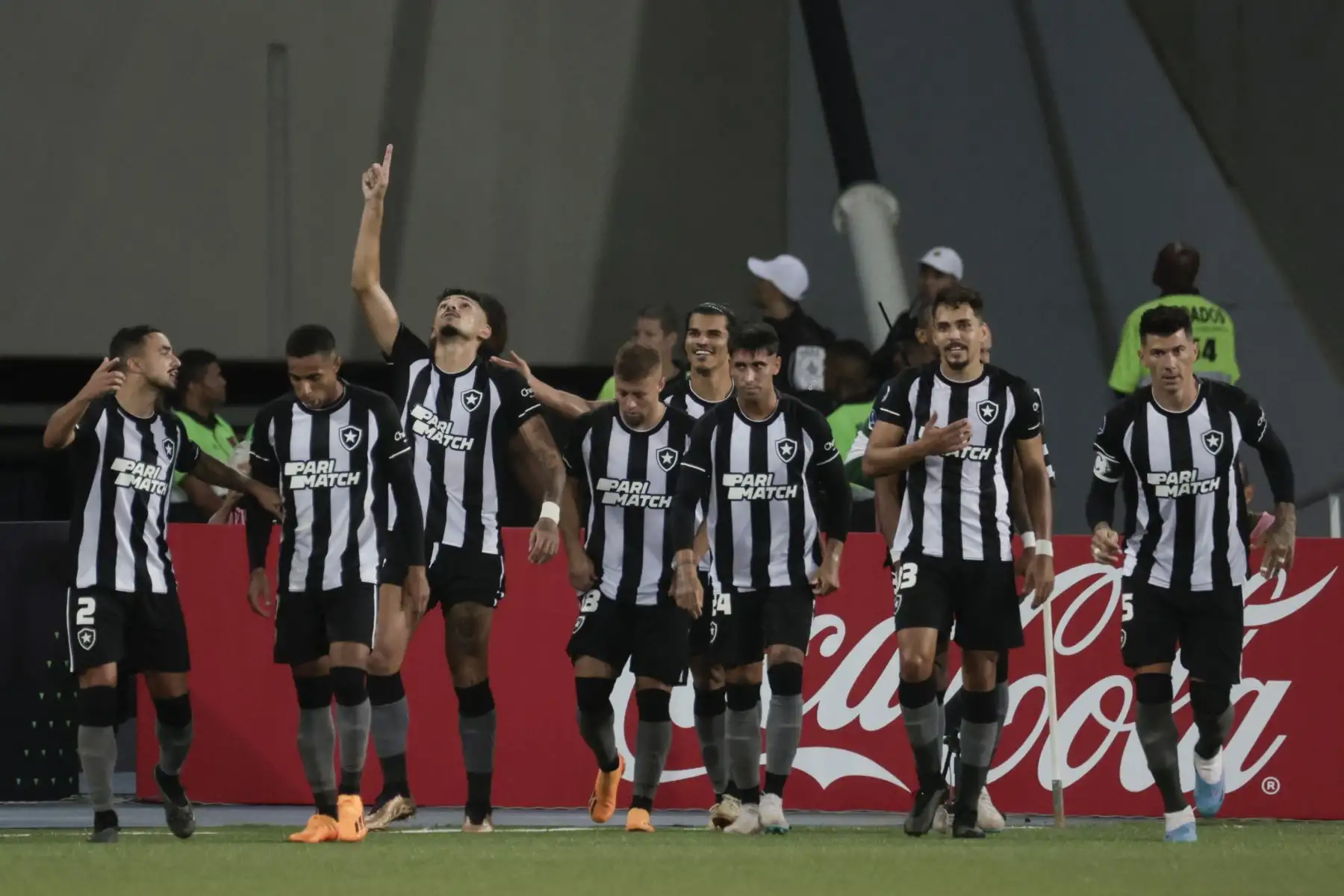 Jugadores de Botafogo celebran un gol hoy, en un partido de la fase de grupos de la Copa Sudamericana entre Botafogo y César Vallejo en el estadio Nilton Santos en Río de Janeiro, Brasil.
Foto: EFE