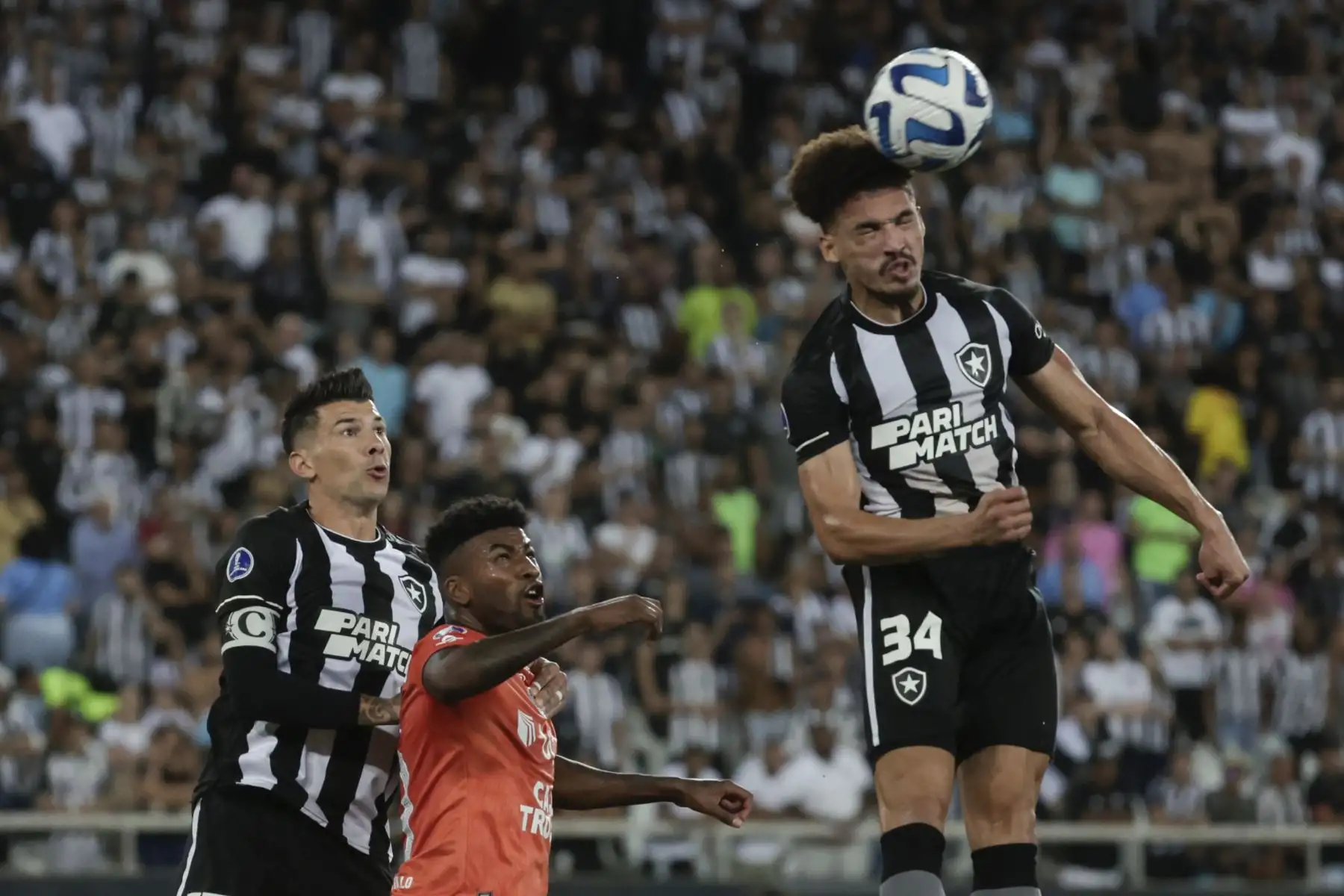 Adryelson Rodrigues (d) de Botafogo salta por el balón hoy, en un partido de la fase de grupos de la Copa Sudamericana entre Botafogo y César Vallejo en el estadio Nilton Santos en Río de Janeiro, Brasil.
Foto: EFE