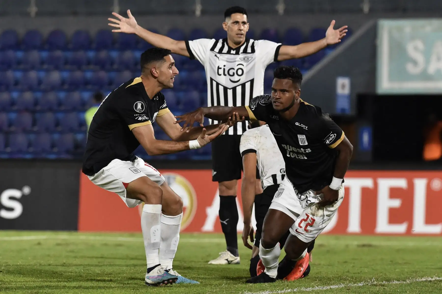El delantero de Alianza Lima, Marco Rodríguez, celebra marcar el primer gol de su equipo durante el partido de ida de la fase de grupos de la Copa Libertadores entre Libertad y Alianza Lima en el estadio Defensores del Chaco en Asunción el 20 de abril de 2023.
Foto: AFP