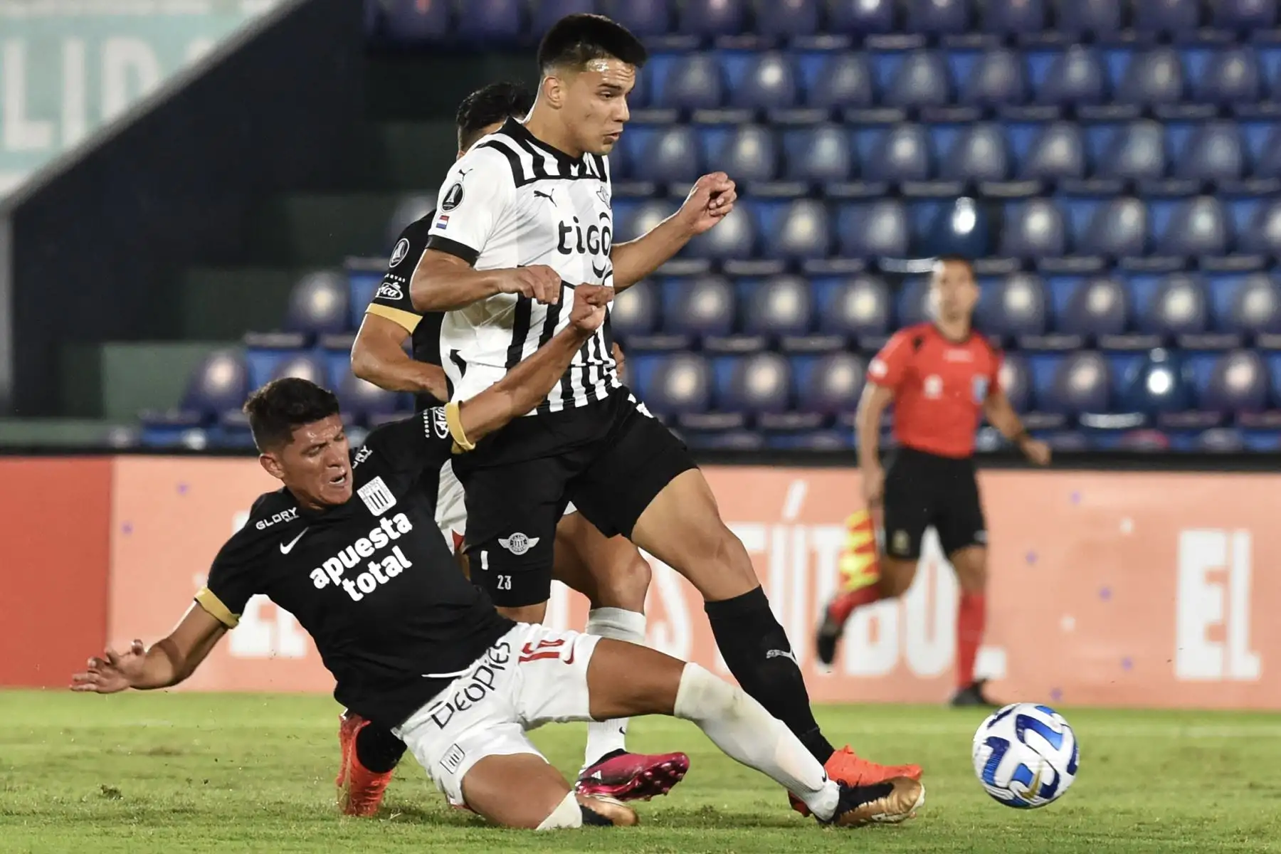 El mediocampista de Alianza Lima, Jesús Castillo, y el mediocampista de Libertad, Diego Gómez, compiten por el balón durante el partido de ida de la fase de grupos de la Copa Libertadores entre Libertad y Alianza Lima en el estadio Defensores del Chaco en Asunción el 20 de abril de 2023.
Foto: AFP