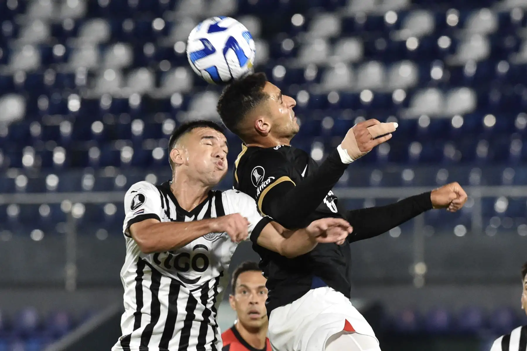 El mediocampista de Libertad Lucas Sanabria y el delantero colombiano de Alianza Lima Pablo Sabbag saltan para un cabezazo durante el partido de ida de la fase de grupos de la Copa Libertadores entre Libertad y Alianza Lima en el estadio Defensores del Chaco en Asunción el 20 de abril de 2023.
Foto: AFP
