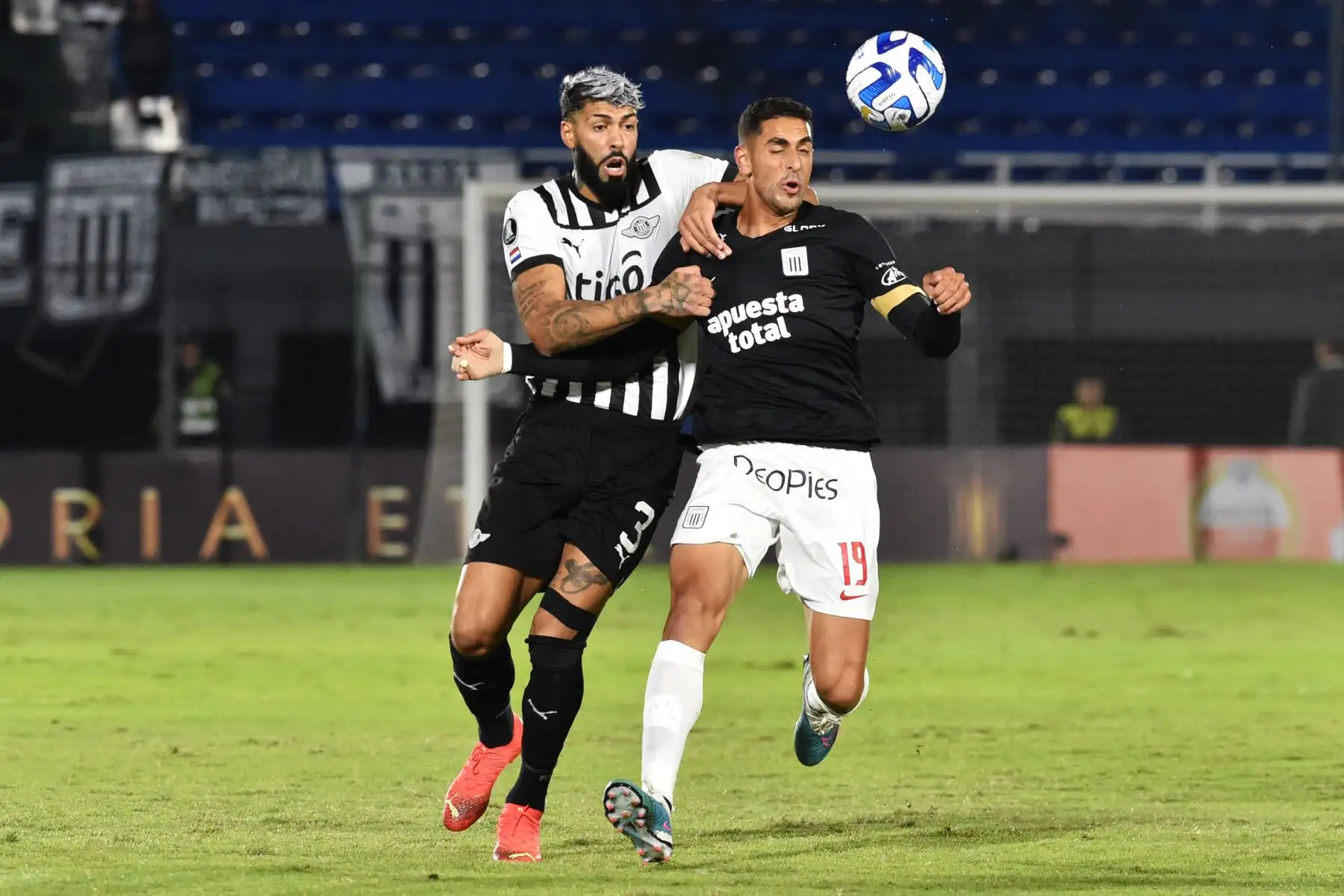 El defensor argentino de Libertad, Alexander Barboza, y el delantero colombiano de Alianza Lima, Pablo Sabbag, disputan el balón durante el partido de ida de la fase de grupos de la Copa Libertadores entre Libertad y Alianza Lima en el estadio Defensores del Chaco en Asunción el 20 de abril de 2023.
Foto: AFP