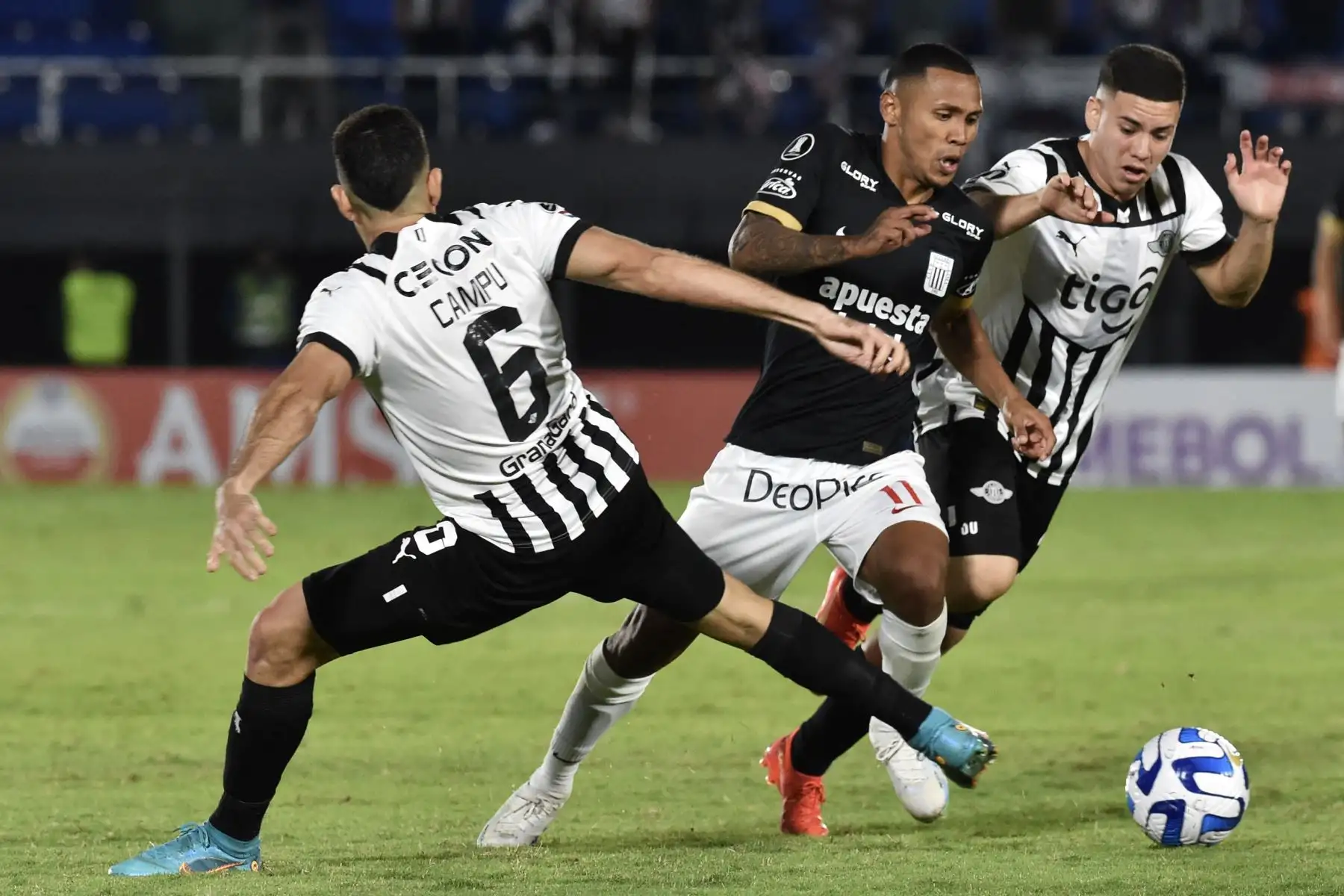 El mediocampista de Alianza Lima Brayan Reyna compite por el balón con el mediocampista de Libertad Álvaro Campuzano y el delantero Enso González durante el partido de ida de la fase de grupos de la Copa Libertadores entre Libertad y Alianza Lima en el estadio Defensores del Chaco en Asunción el 20 de abril de 2023.
Foto: AFP