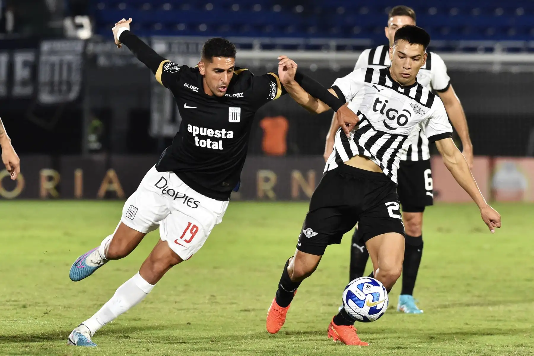 El delantero colombiano de Alianza Lima, Pablo Sabbag, y el mediocampista de Libertad, Diego Gómez, compiten por el balón durante el partido de ida de la fase de grupos de la Copa Libertadores entre Libertad y Alianza Lima en el estadio Defensores del Chaco en Asunción el 20 de abril de 2023.
Foto: AFP