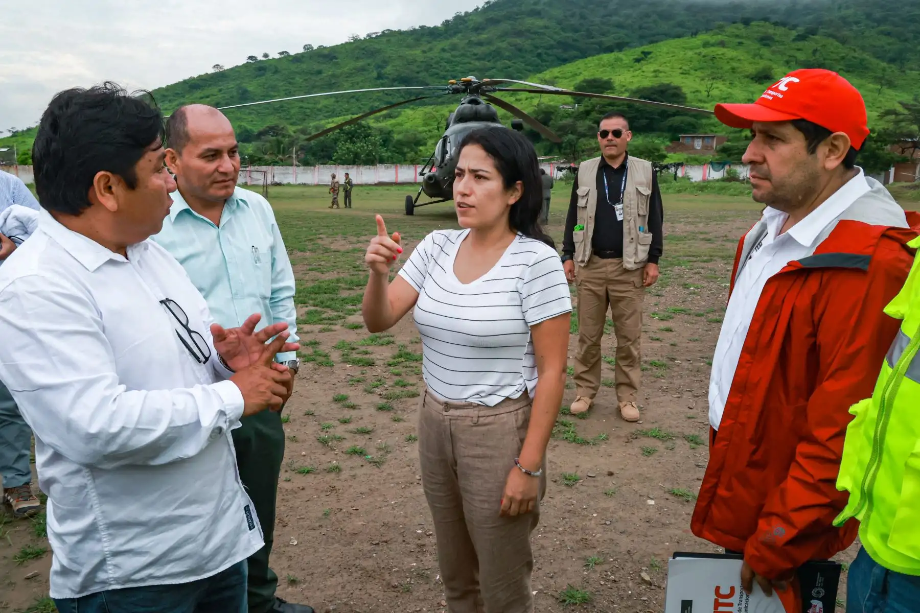 La ministra de Transportes y Comunicaciones, Paola Lazarte, el alcalde de Salitral, Elkin Jáuregui, y representantes de la empresa concesionaria de la carretera recorrieron la zona y verificaron que los trabajos efectuados lograron la recuperación del pase vehicular. 
Foto: ANDINA/MTC