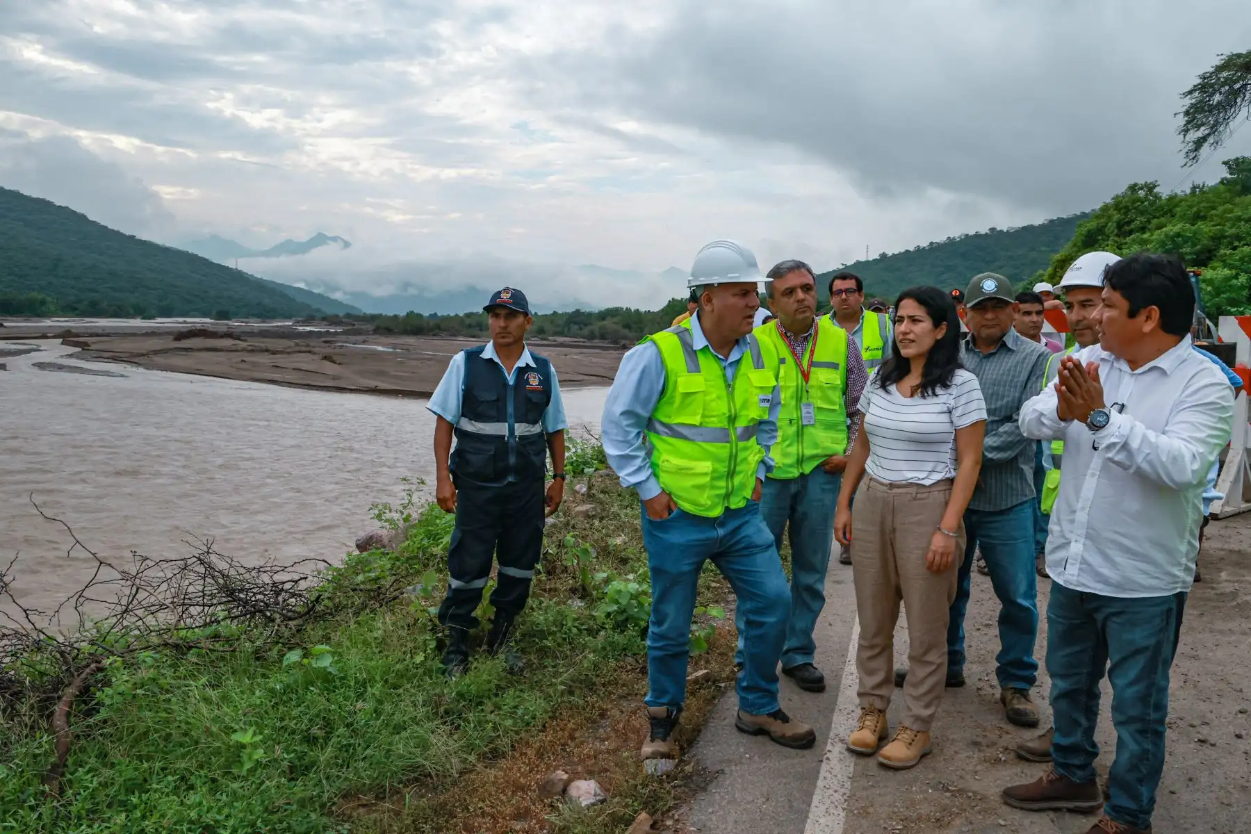 La ministra de Transportes y Comunicaciones, Paola Lazarte, el alcalde de Salitral, Elkin Jáuregui, y representantes de la empresa concesionaria de la carretera recorrieron la zona y verificaron que los trabajos efectuados lograron la recuperación del pase vehicular. 
Foto: ANDINA/MTC