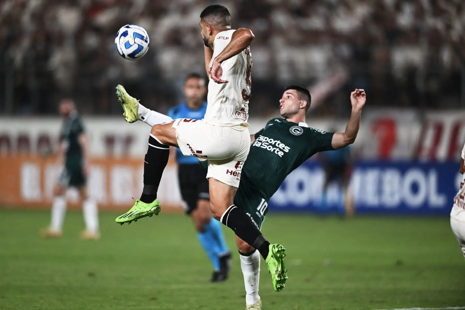 El delantero argentino de Goiás, Julián Palacios, y el defensa argentino de Universitario, Matías Di Benedetto, compiten por el balón durante el partido de ida de la fase de grupos de la Copa Sudamericana entre Universitario y Goiás en el estadio Monumental de Lima el 20 de abril de 2023.
Foto: AFP