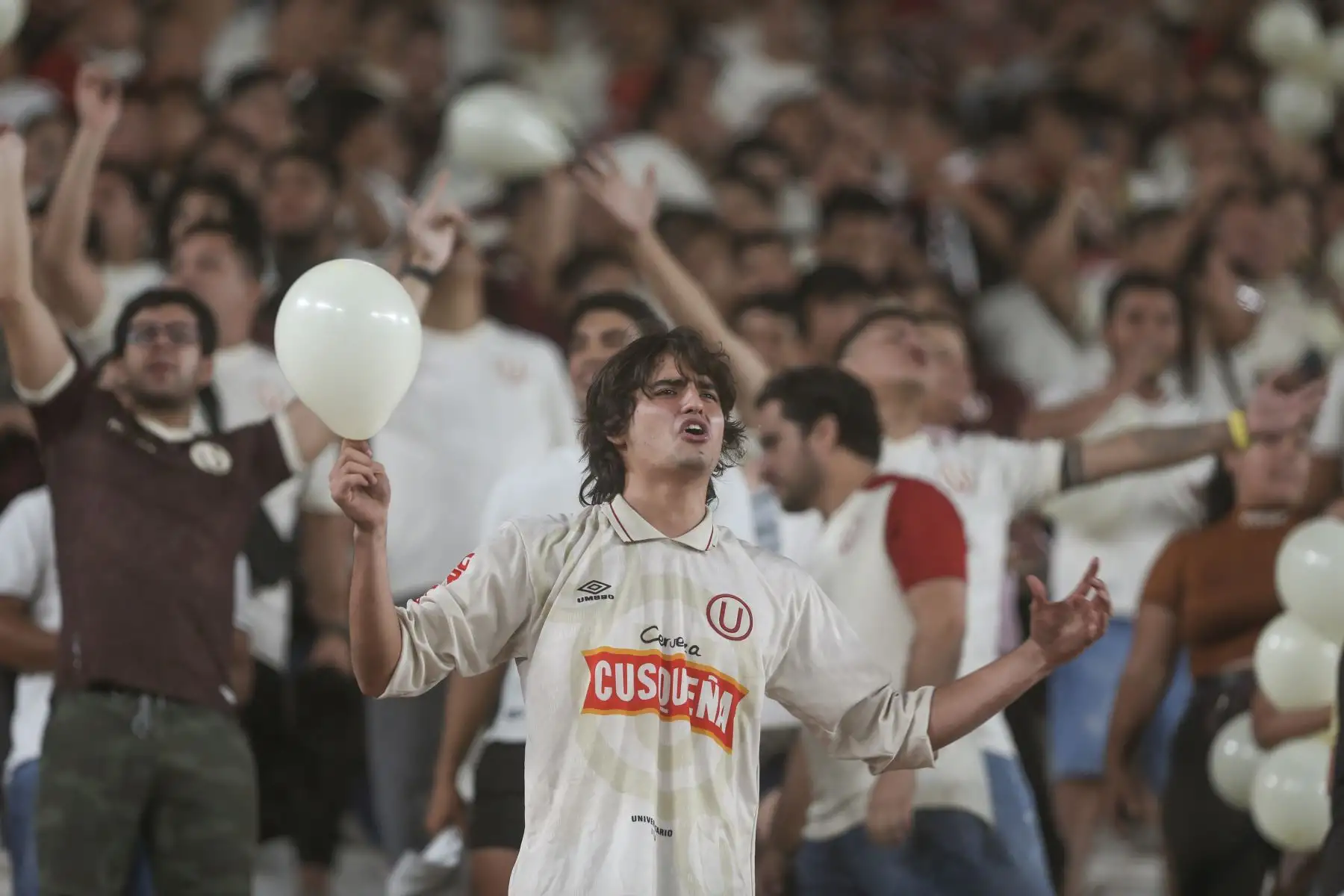 Con su hinchada congregada en pleno en el estadio Monumental de Ate, Universitario de Deportes empujó desde atrás y, después de ir perdiendo 2-0 ante el Goiás de Brasil, levantó el resultado para terminar 2-2.
Foto: ANDINA/Tatiana Gamarra