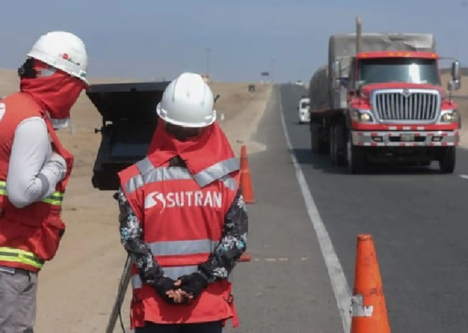Con apoyo de cinemómetros, inspectores de la Sutran controlan los límites máximos de velocidad en carreteras de ocho regiones del país.