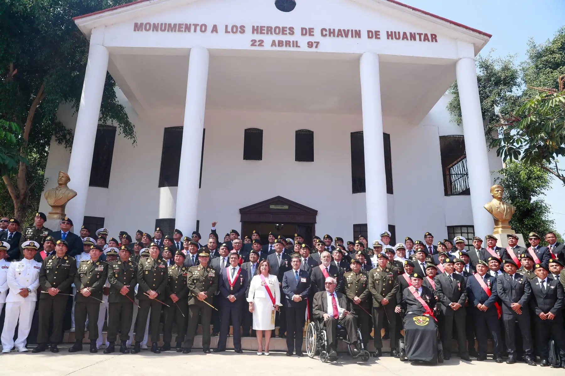 La presidenta Dina Boluarte, junto con los titulares del ministerio de Defensa, Jorge Chávez, del ministerio del Interior, Vicente Romero, y los altos mandos militares, entre otras autoridades, participó de la ceremonia por el 26.º aniversario de la operación militar Chavín de Huántar.
Foto: ANDINA/Presidencia Perú