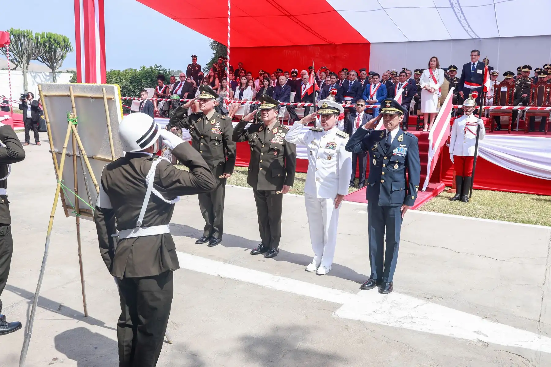 La presidenta Dina Boluarte, junto con los titulares del ministerio de Defensa, Jorge Chávez, del ministerio del Interior, Vicente Romero, y los altos mandos militares, entre otras autoridades, participó de la ceremonia por el 26.º aniversario de la operación militar Chavín de Huántar.
Foto: ANDINA/Presidencia Perú
