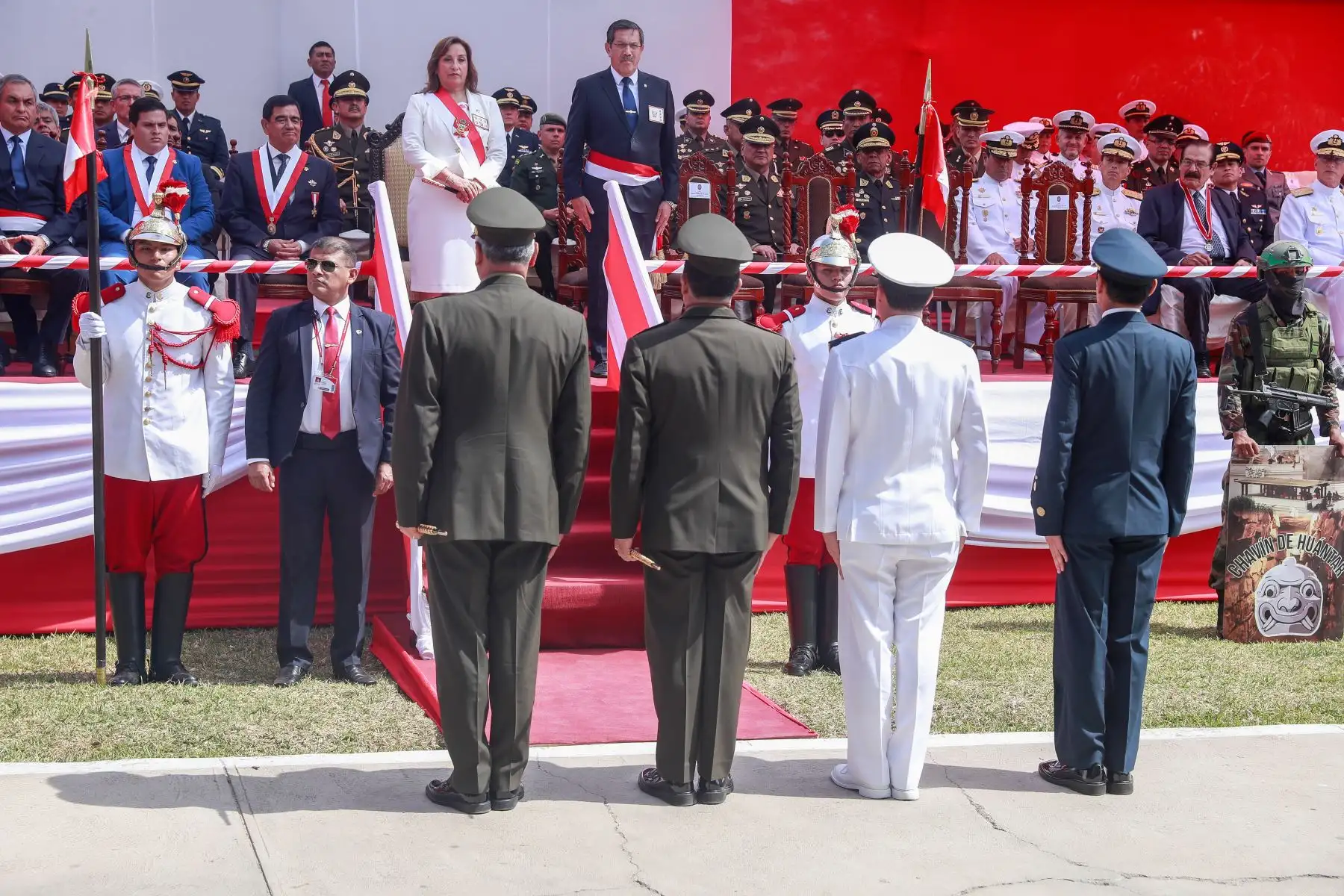 La presidenta Dina Boluarte, junto con los titulares del ministerio de Defensa, Jorge Chávez, del ministerio del Interior, Vicente Romero, y los altos mandos militares, entre otras autoridades, participó de la ceremonia por el 26.º aniversario de la operación militar Chavín de Huántar.
Foto: ANDINA/Presidencia Perú