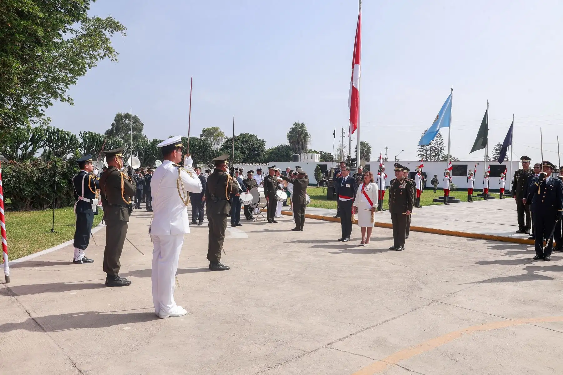 La presidenta Dina Boluarte, junto con los titulares del ministerio de Defensa, Jorge Chávez, del ministerio del Interior, Vicente Romero, y los altos mandos militares, entre otras autoridades, participó de la ceremonia por el 26.º aniversario de la operación militar Chavín de Huántar.
Foto: ANDINA/Presidencia Perú