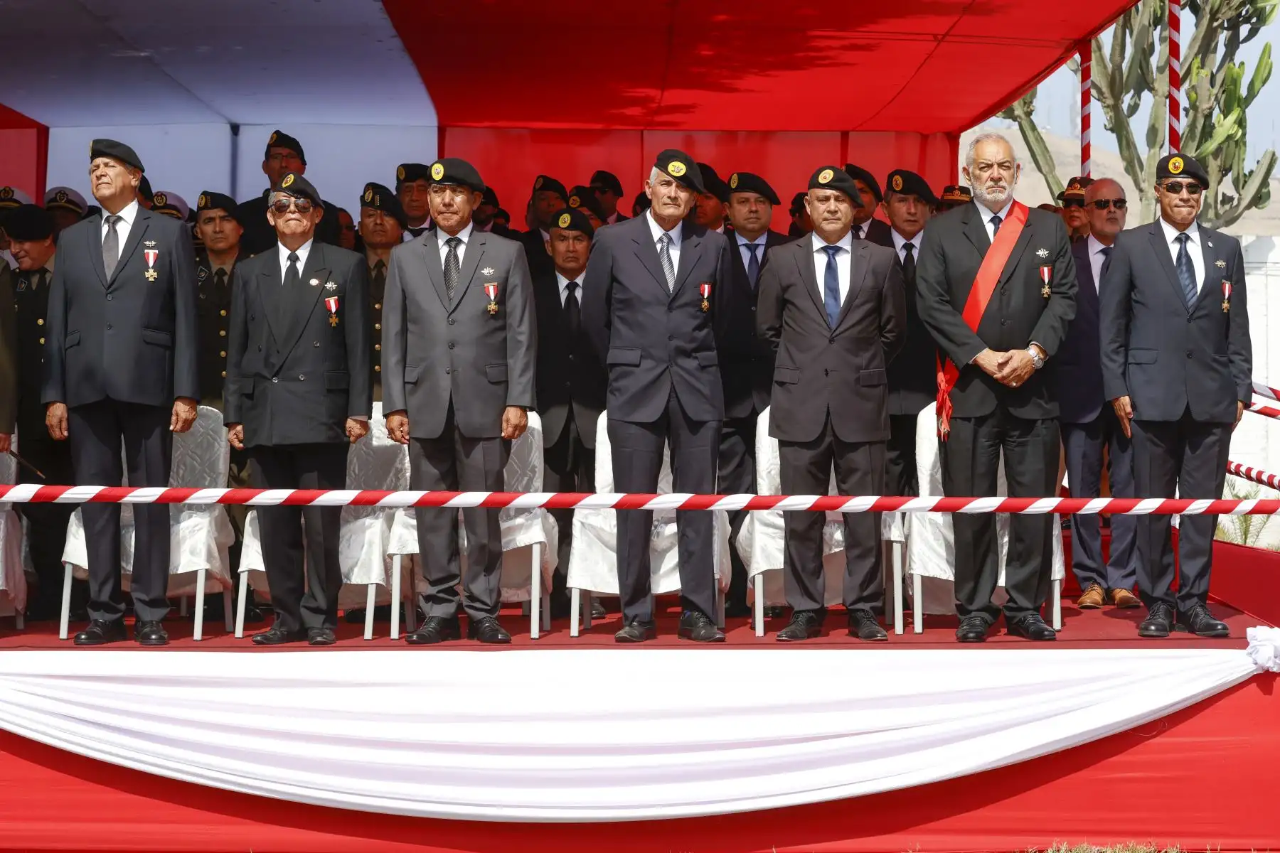 La presidenta Dina Boluarte, junto con los titulares del ministerio de Defensa, Jorge Chávez, del ministerio del Interior, Vicente Romero, y los altos mandos militares, entre otras autoridades, participó de la ceremonia por el 26.º aniversario de la operación militar Chavín de Huántar.
Foto: ANDINA/Presidencia Perú