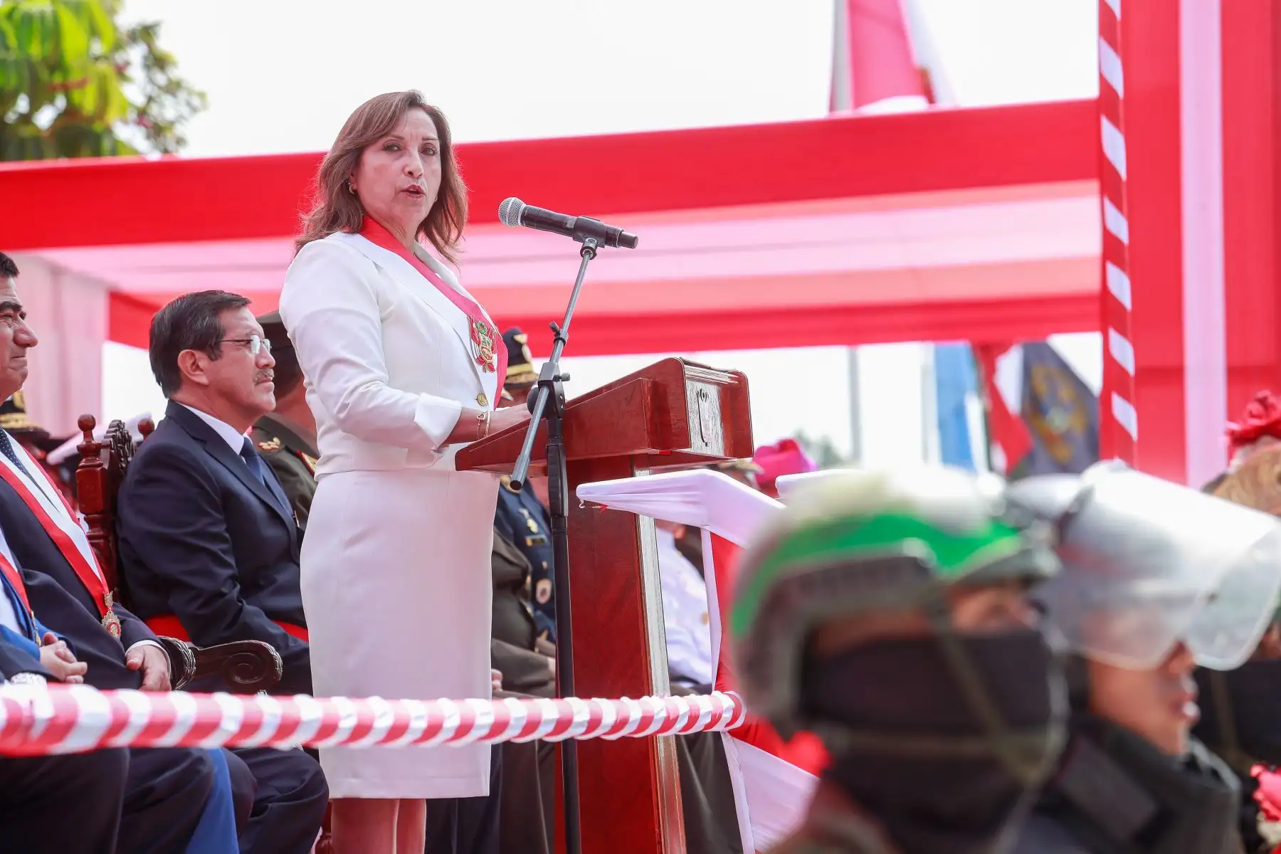 La presidenta Dina Boluarte, junto con los titulares del ministerio de Defensa, Jorge Chávez, del ministerio del Interior, Vicente Romero, y los altos mandos militares, entre otras autoridades, participó de la ceremonia por el 26.º aniversario de la operación militar Chavín de Huántar.
Foto: ANDINA/Presidencia Perú