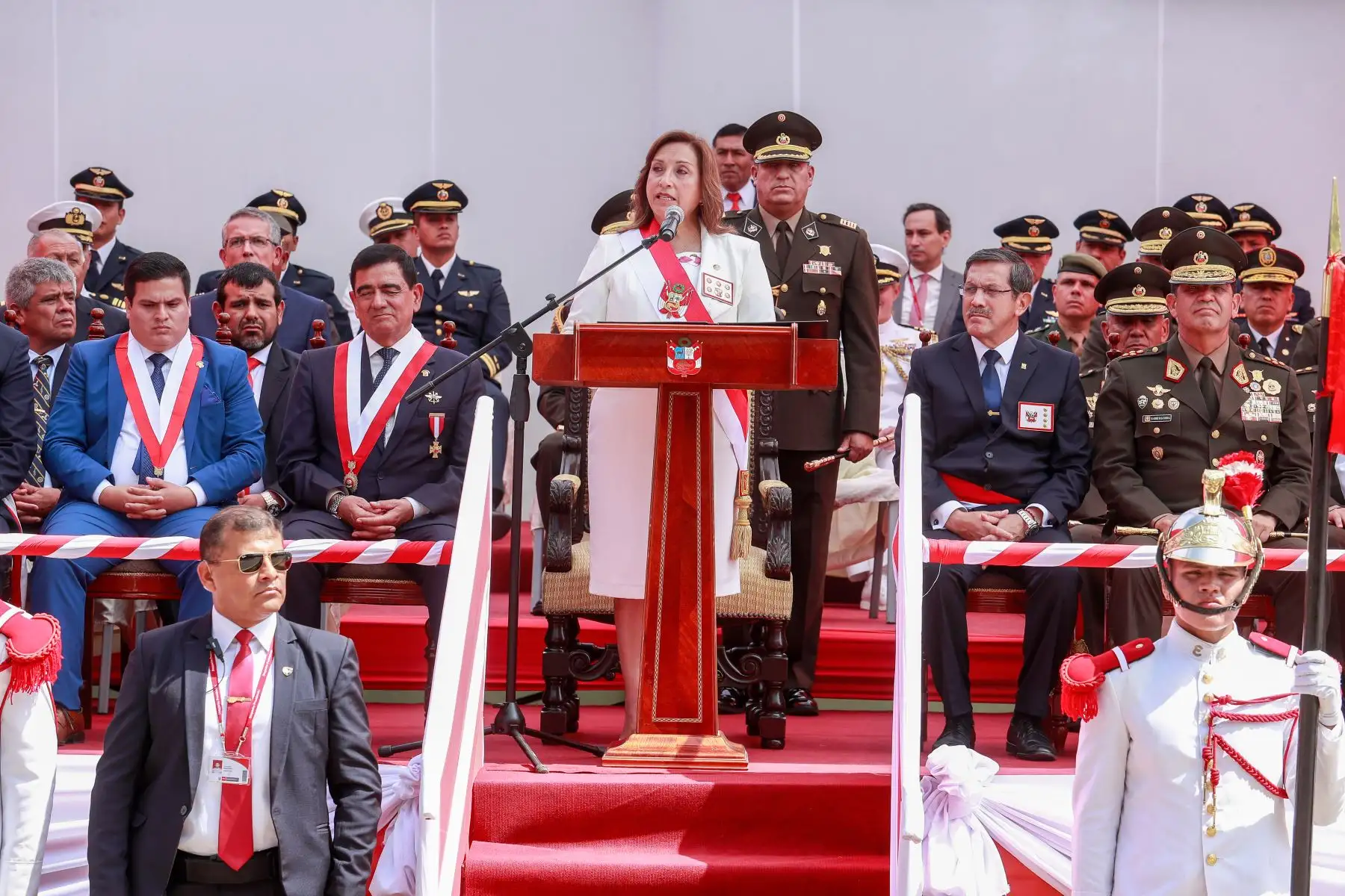 La presidenta Dina Boluarte, junto con los titulares del ministerio de Defensa, Jorge Chávez, del ministerio del Interior, Vicente Romero, y los altos mandos militares, entre otras autoridades, participó de la ceremonia por el 26.º aniversario de la operación militar Chavín de Huántar.
Foto: ANDINA/Presidencia Perú