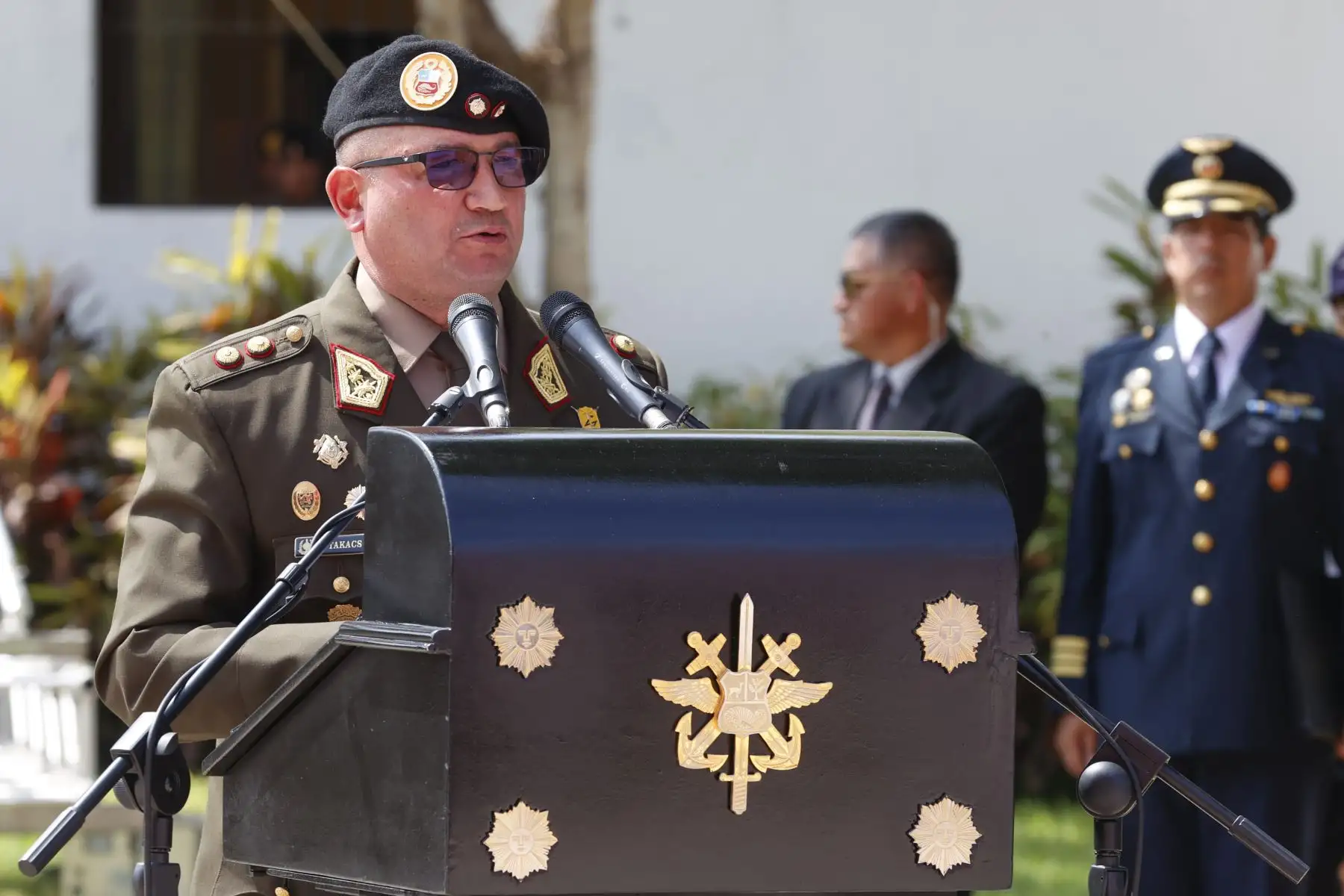 La presidenta Dina Boluarte, junto con los titulares del ministerio de Defensa, Jorge Chávez, del ministerio del Interior, Vicente Romero, y los altos mandos militares, entre otras autoridades, participó de la ceremonia por el 26.º aniversario de la operación militar Chavín de Huántar.
Foto: ANDINA/Presidencia Perú