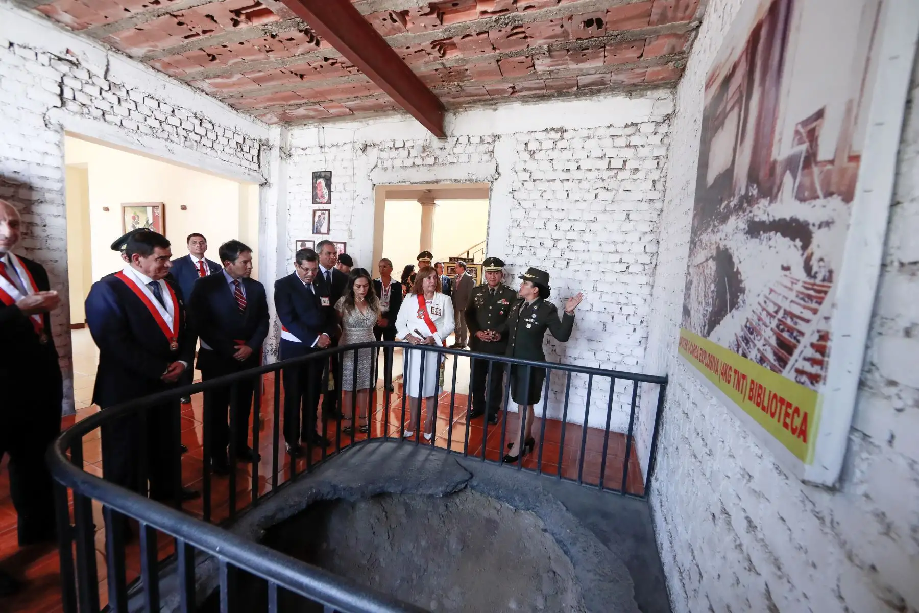 La presidenta Dina Boluarte, junto con los titulares del ministerio de Defensa, Jorge Chávez, del ministerio del Interior, Vicente Romero, y los altos mandos militares, entre otras autoridades, participó de la ceremonia por el 26.º aniversario de la operación militar Chavín de Huántar.
Foto: ANDINA/Presidencia Perú