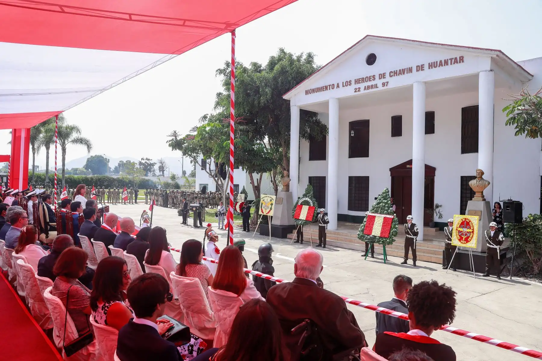 La presidenta Dina Boluarte, junto con los titulares del ministerio de Defensa, Jorge Chávez, del ministerio del Interior, Vicente Romero, y los altos mandos militares, entre otras autoridades, participó de la ceremonia por el 26.º aniversario de la operación militar Chavín de Huántar.
Foto: ANDINA/Presidencia Perú