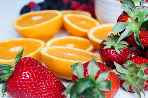 En el caso de la naranja y la mandarina, es mejor comerlas como fruta para aprovechar toda su fibra, y evitar consumirlas solo como solo como jugo porque tienen mucha azúcar, y puede causar diabetes..ANDINA/ Internet.