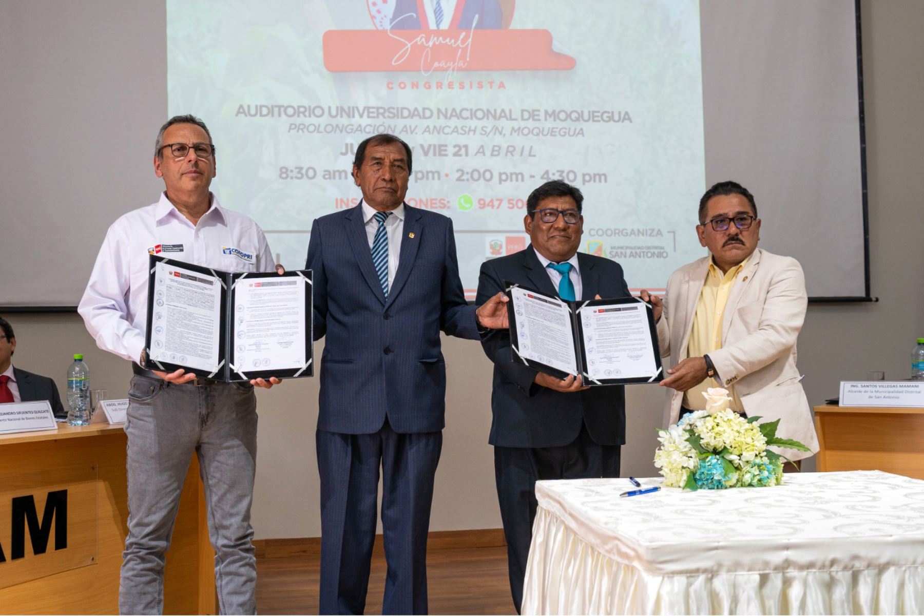 El convenio fue suscrito por el alcalde distrital de San Antonio, Santos Villegas, y el director ejecutivo de Cofopri, Manuel Montes. Foto: ANDINA/Cofopri