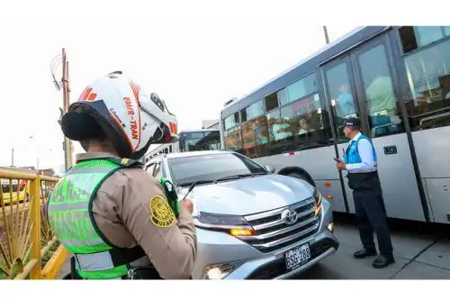 Como resultado de estas acciones, ATU informó que 1,467 conductores fueron sancionados por invadir la vía exclusiva del Metropolitano. ANDINA/ ATU.