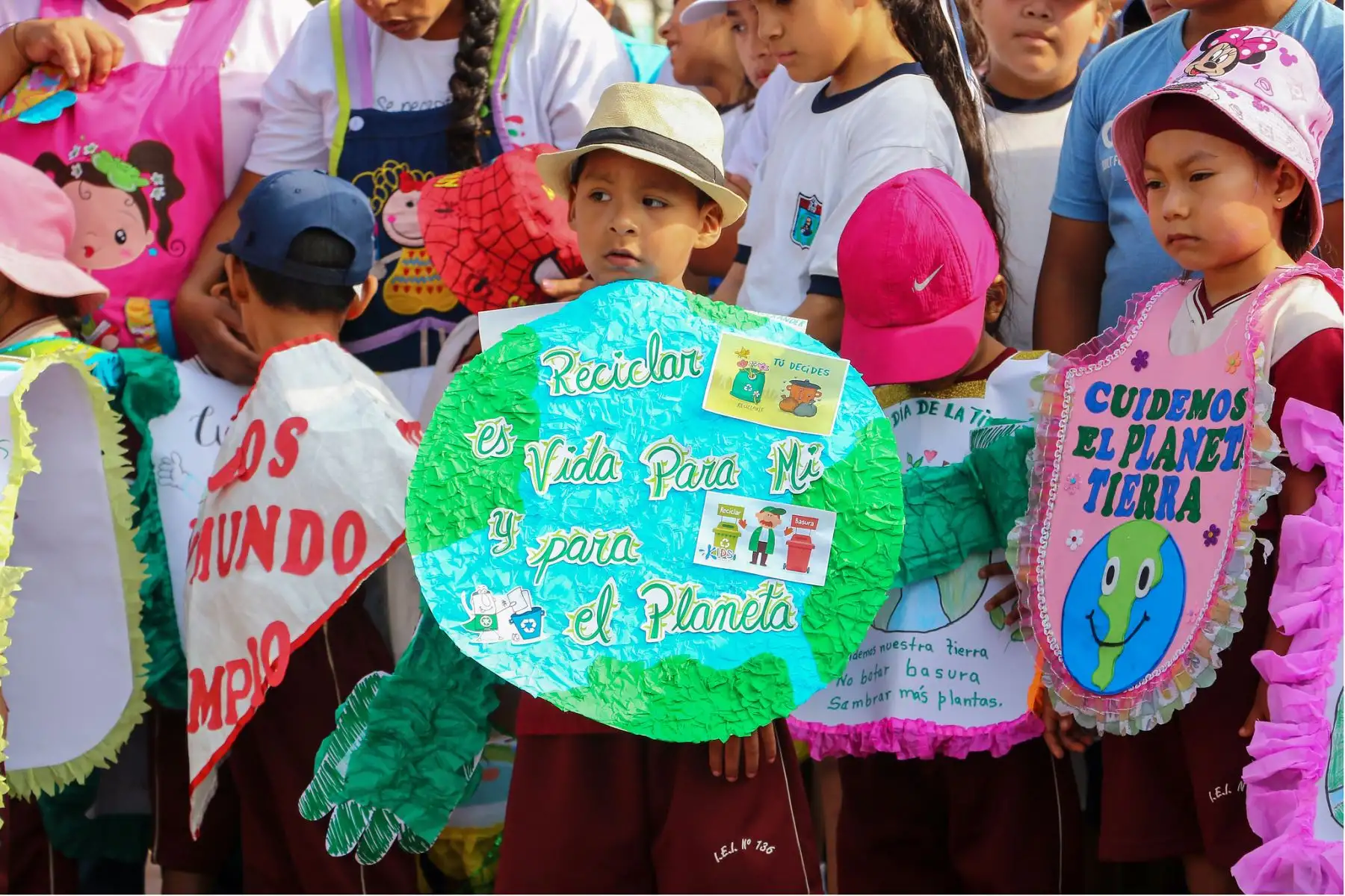 La campaña comprende 2 etapas: la primera incluye actividades de forestación, reforestación, arborización. La segunda implica el monitoreo y mantenimiento de los árboles plantados para verificar que continúen en óptimas condiciones y puedan ser sostenibles a largo plazo. Foto: ANDINA/Ministerio del Ambiente