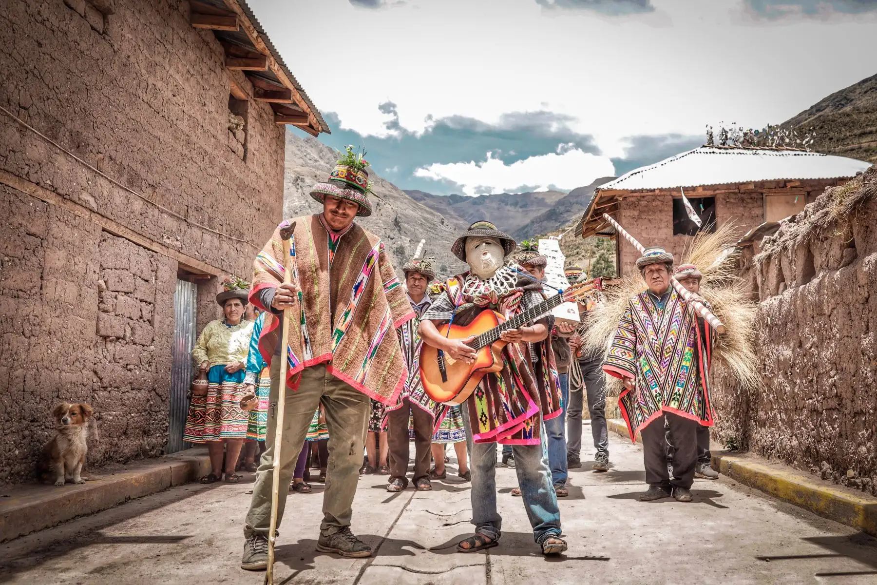 El pueblo Sarhua, ubicado en la provincia ayacuchana de Víctor Fajardo, resalta por su cultura viva expresada en su artesanía, vestimenta, idioma y demás usos y costumbres que lo dotan de una gran singularidad. Foto: ANDINA/Ministerio de Comercio Exterior y Turismo
