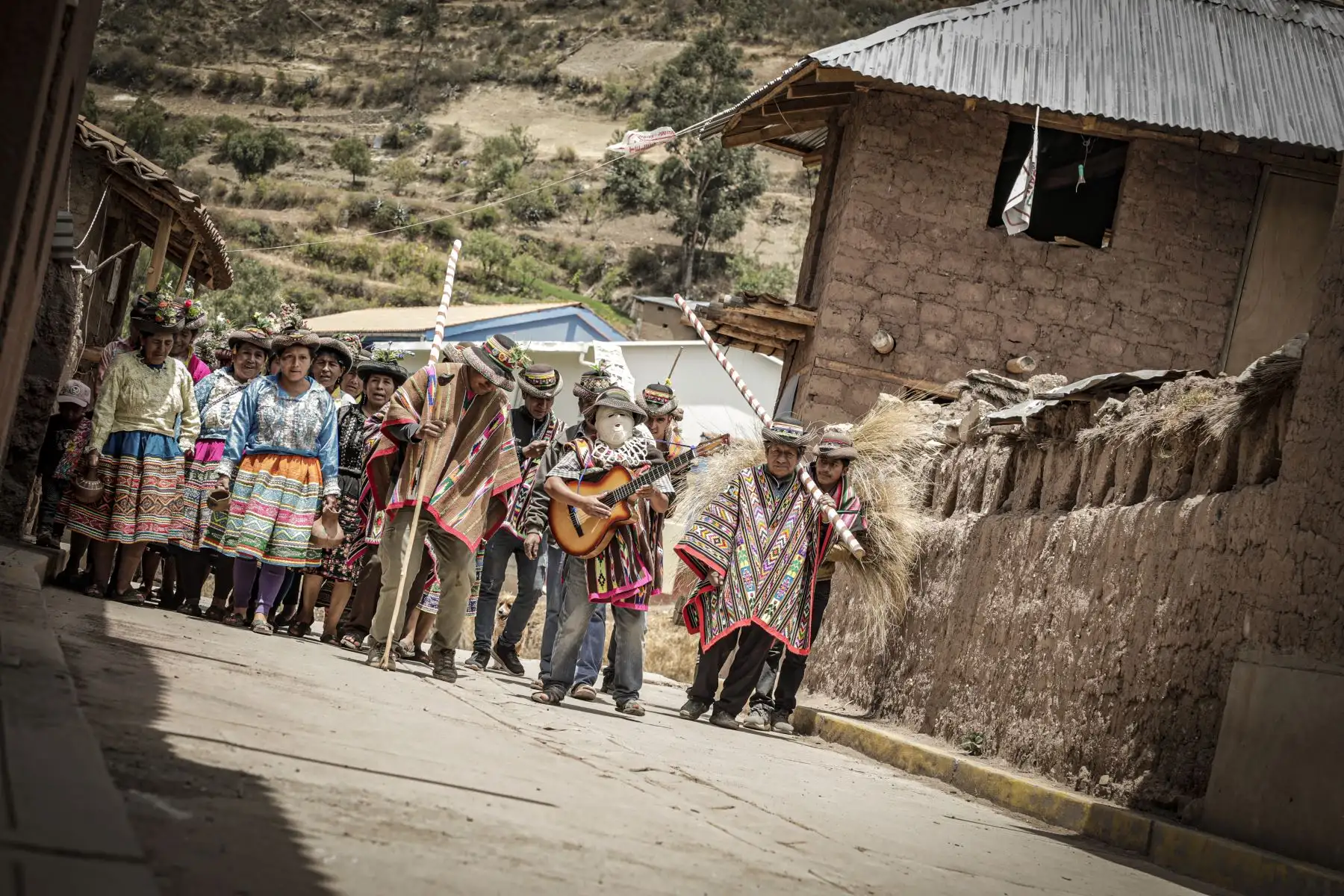 La comunidad de Sarhua, ubicada en Ayacucho, tiene motivos para celebrar, el Ministerio de Comercio Exterior y Turismo (Mincetur) la distinguió con el título de “Pueblo con Encanto”, un reconocimiento que impulsará el turismo en este importante pueblo de Ayacucho que destaca por su artesanía y cultura. Foto: ANDINA/Ministerio de Comercio Exterior y Turismo