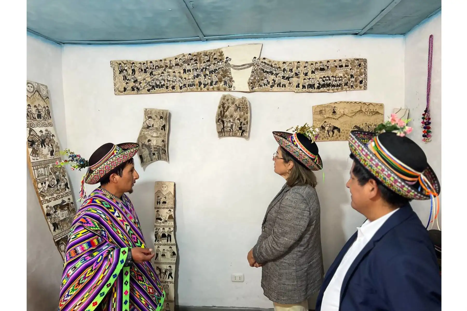 En noviembre de 2018 el Ministerio de Cultura declaró como Patrimonio Cultural de la Nación a la pintura tradicional de Sarhua, conocida como Tablas de Sarhua, del distrito de Sarhua, por constituir una herencia transmitida desde tiempos prehispánicos, siendo considerada una vía de comunicación, así como el medio para generar directrices que organicen la vida social del pueblo. Foto: ANDINA/Ministerio de Comercio Exterior y Turismo
