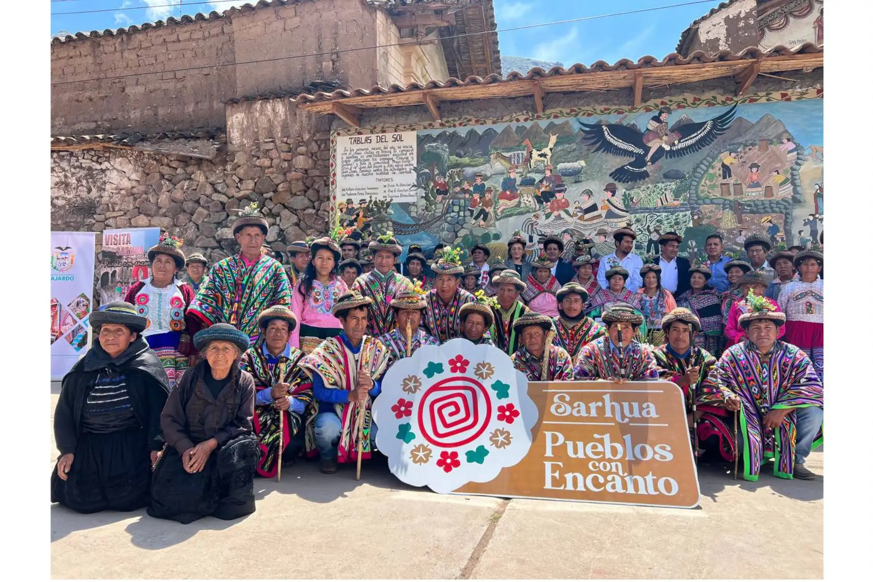 La entrega de este reconocimiento se efectuó durante una ceremonia realizada en la plaza principal de Sarhua, que contó con la presencia de la viceministra de Turismo, Madeleine Burns; el alcalde distrital de Sarhua, Moisés Yancce; el alcalde provincial de Fajardo, Wilber Pariona; el presidente de la Comunidad de Sarhua, Juan Pablo Quichua; además de diversas autoridades y población. Foto: ANDINA/Ministerio de Comercio Exterior y Turismo