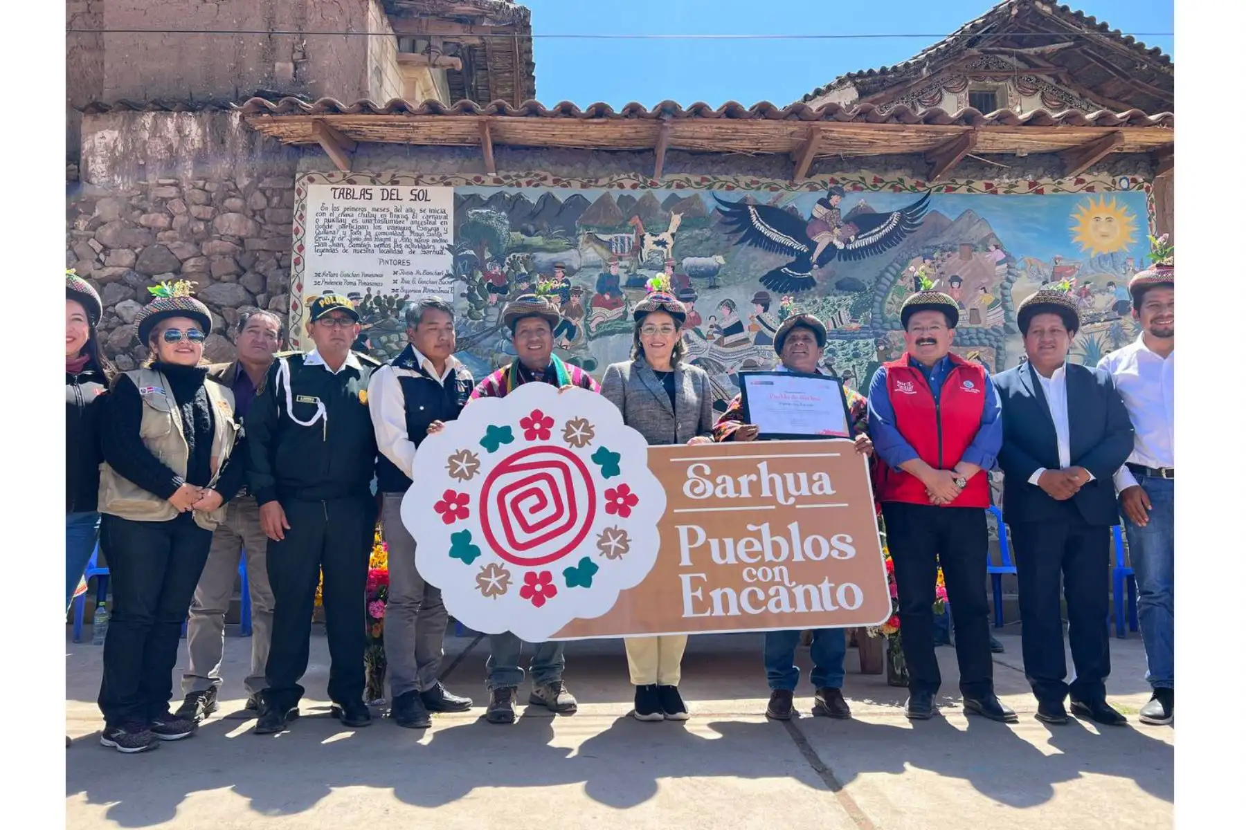La entrega de este reconocimiento se efectuó durante una ceremonia realizada en la plaza principal de Sarhua, que contó con la presencia de la viceministra de Turismo, Madeleine Burns; el alcalde distrital de Sarhua, Moisés Yancce; el alcalde provincial de Fajardo, Wilber Pariona; el presidente de la Comunidad de Sarhua, Juan Pablo Quichua; además de diversas autoridades y población. Foto: ANDINA/Ministerio de Comercio Exterior y Turismo