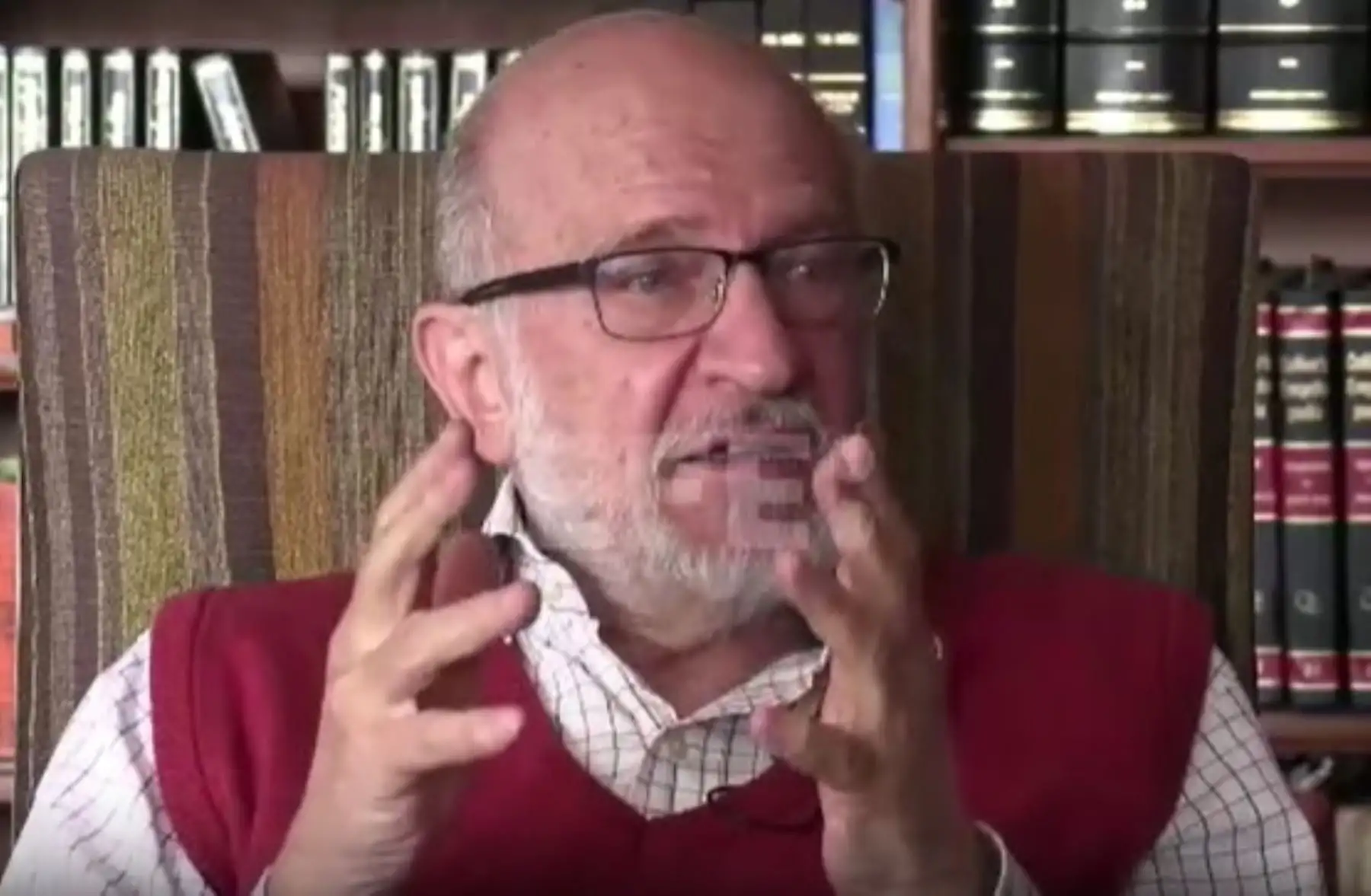 Escribir literatura o poesía requiere sensibilidad y la inteligencia artificial no puede igualar en ese campo a la creatividad humana, afirma el periodista, escritor y académico colombiano de la lengua Daniel Samper Pizano, a propósito del Día del Idioma o Día del Libro que se celebra este domingo. Foto: EFE