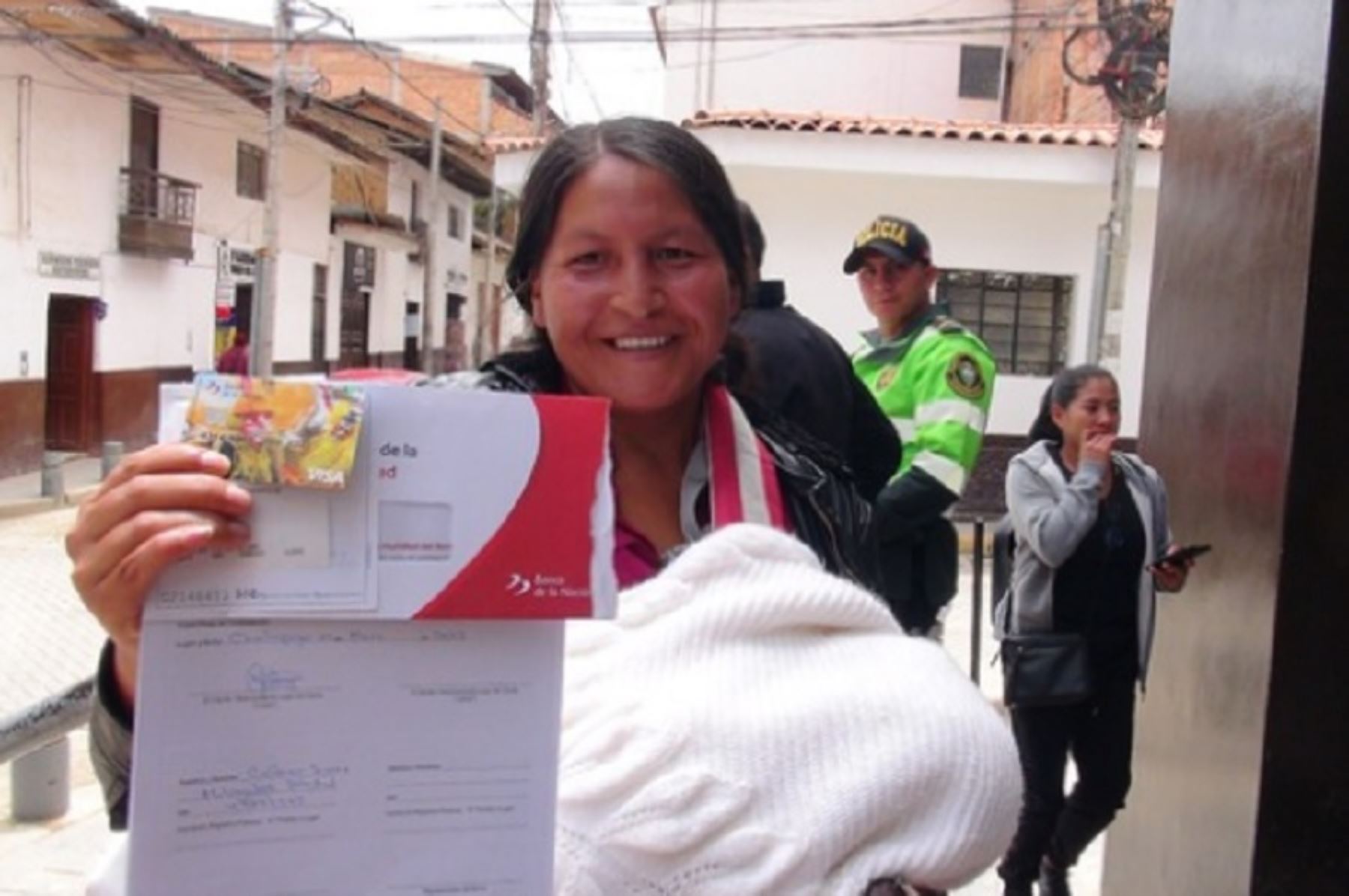 Con el objetivo de promover la inclusión financiera y garantizar el acceso a los servicios bancarios de los hogares más pobres de la región Amazonas, el programa Juntos entregó una tarjeta de débito a un total de 21,222 familias usuarias.