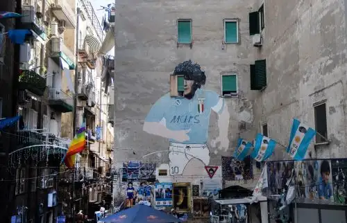 En esta foto de archivo tomada el 16 de marzo de 2023, se muestra un mural de la leyenda del fútbol argentino Diego Maradona en el distrito Quartieri Spagnoli de Nápoles el 16 de marzo de 2023. Desde calles estrechas hasta balcones, toda la ciudad de Nápoles está teñida de azul, el color de su club de fútbol que está a punto de ganar el Scudetto por primera vez desde 1990, luego con Diego Maradona, que todavía hoy es venerado como un santo. Foto: AFP