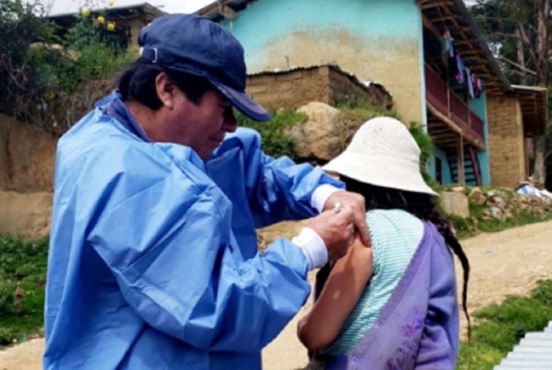 Un total de 18,000 dosis contra 27 enfermedades espera aplicar el personal de salud de la región Cajamarca a niños menores y mayores de 5 años en la Semana de Vacunación en las Américas, a realizarse desde hoy al 29 de abril en los centros de salud de esta región y a través de brigadas que recorrerán casa por casa.