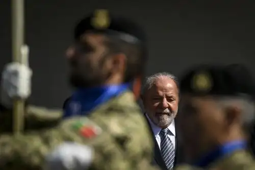 El presidente de Brasil, Luiz Inácio Lula da Silva, revisa las tropas con su homólogo portugués en el Monasterio de los Jerónimos en Lisboa el 22 de abril de 2023. El presidente de Brasil, Luiz Inácio Lula da Silva, se reunió hoy con el líder de Portugal en su primer viaje europeo desde que asumió el cargo, que se produce en medio de una discrepa con Occidente por sus recientes comentarios sobre la guerra de Ucrania. Foto: AFP