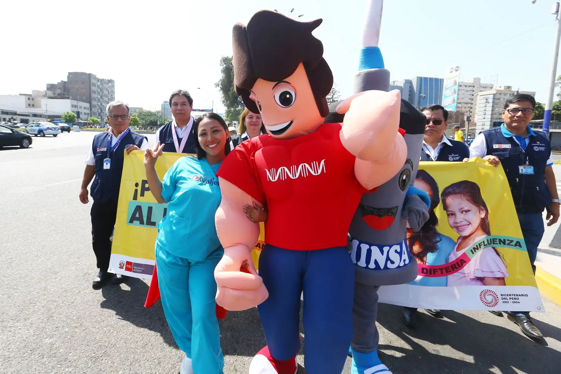Inicia la Semana de la Vacunación en las Américas, que se desarrollará del 22 al 29 de abril en Lima y otras regiones, donde podrán completar todas sus vacunas y acceder a servicios de salud. Este año se tiene como meta vacunar a 330 000 niñas, niños y personas de diferentes edades de todo el país.
Foto: ANDINA/Eddy Ramos