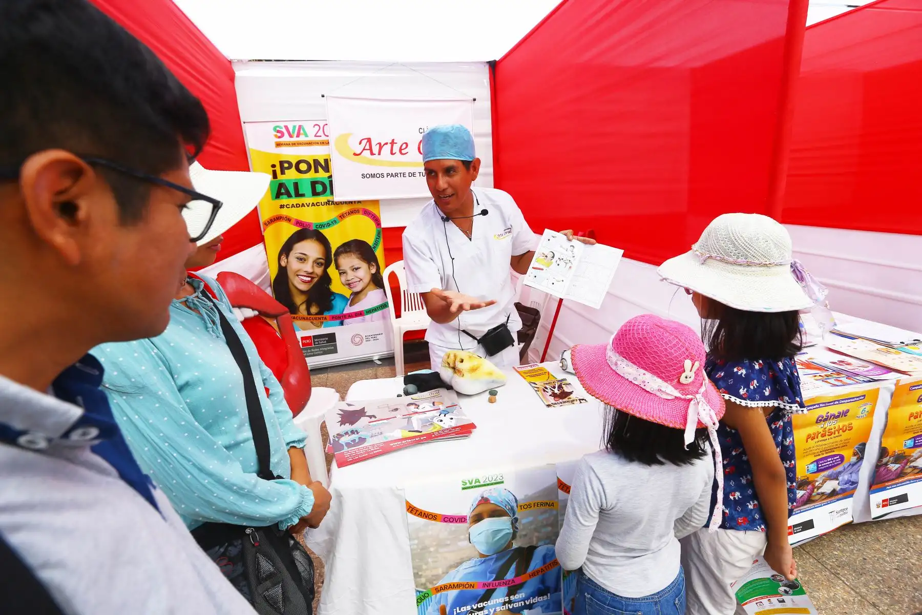 Inicia la Semana de la Vacunación en las Américas, que se desarrollará del 22 al 29 de abril en Lima y otras regiones, donde podrán completar todas sus vacunas y acceder a servicios de salud. Este año se tiene como meta vacunar a 330 000 niñas, niños y personas de diferentes edades de todo el país.
Foto: ANDINA/Eddy Ramos