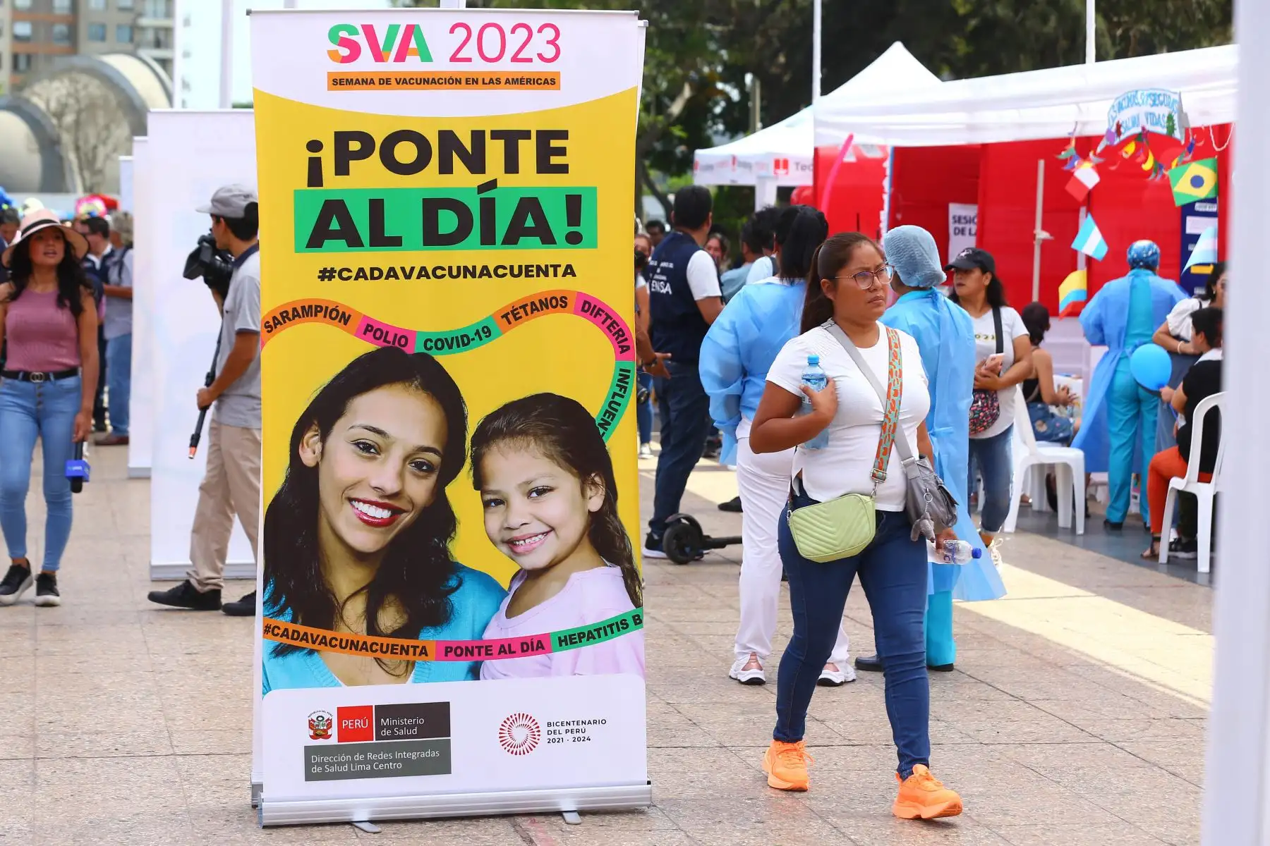Inicia la Semana de la Vacunación en las Américas, que se desarrollará del 22 al 29 de abril en Lima y otras regiones, donde podrán completar todas sus vacunas y acceder a servicios de salud. Este año se tiene como meta vacunar a 330 000 niñas, niños y personas de diferentes edades de todo el país.
Foto: ANDINA/Eddy Ramos