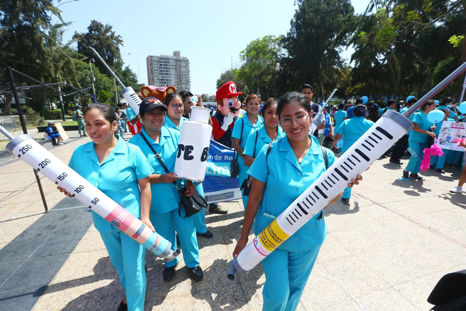 Inicia la Semana de la Vacunación en las Américas, que se desarrollará del 22 al 29 de abril en Lima y otras regiones, donde podrán completar todas sus vacunas y acceder a servicios de salud. Este año se tiene como meta vacunar a 330 000 niñas, niños y personas de diferentes edades de todo el país.
Foto: ANDINA/Eddy Ramos