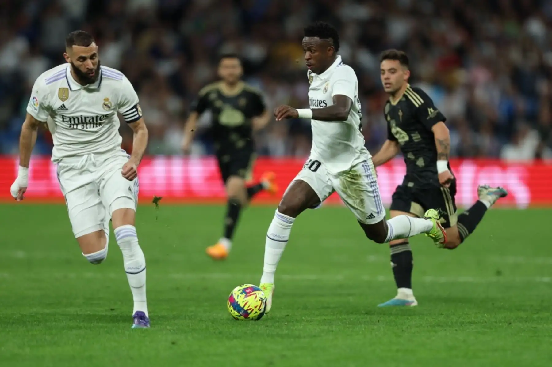 El delantero brasileño del Real Madrid Vinicius Junior y el delantero francés del Real Madrid Karim Benzema (I) controlan el balón durante el partido de fútbol de la liga española entre el Real Madrid CF y el RC Celta de Vigo en el estadio Santiago Bernabéu de Madrid. Foto: AFP