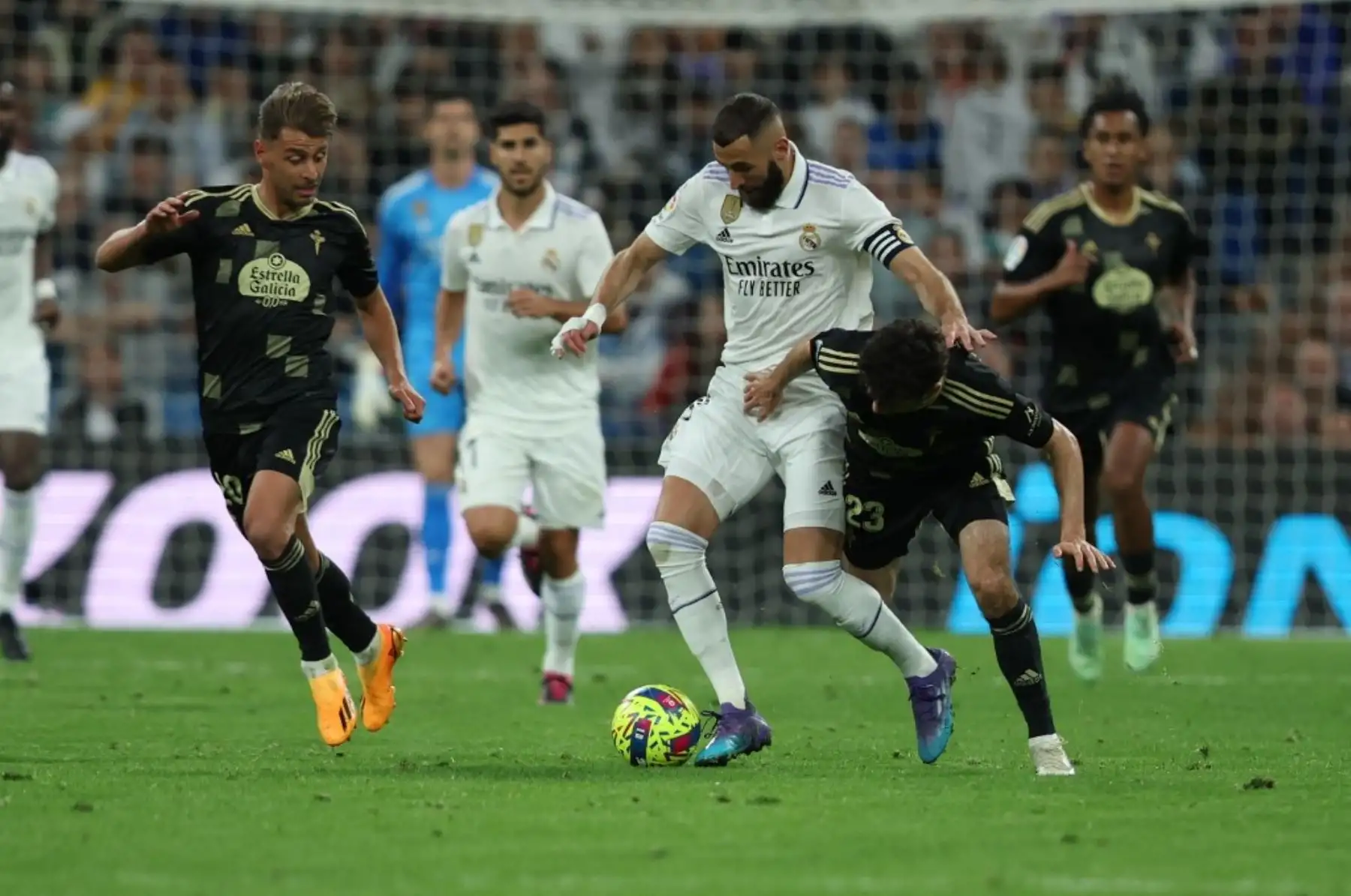 El delantero francés del Real Madrid Karim Benzema (2R) compite con el centrocampista estadounidense del Celta de Vigo Luca de la Torre (R) durante el partido de fútbol de la liga española entre el Real Madrid CF y el RC Celta de Vigo en el estadio Santiago Bernabéu de Madrid. Foto: AFP