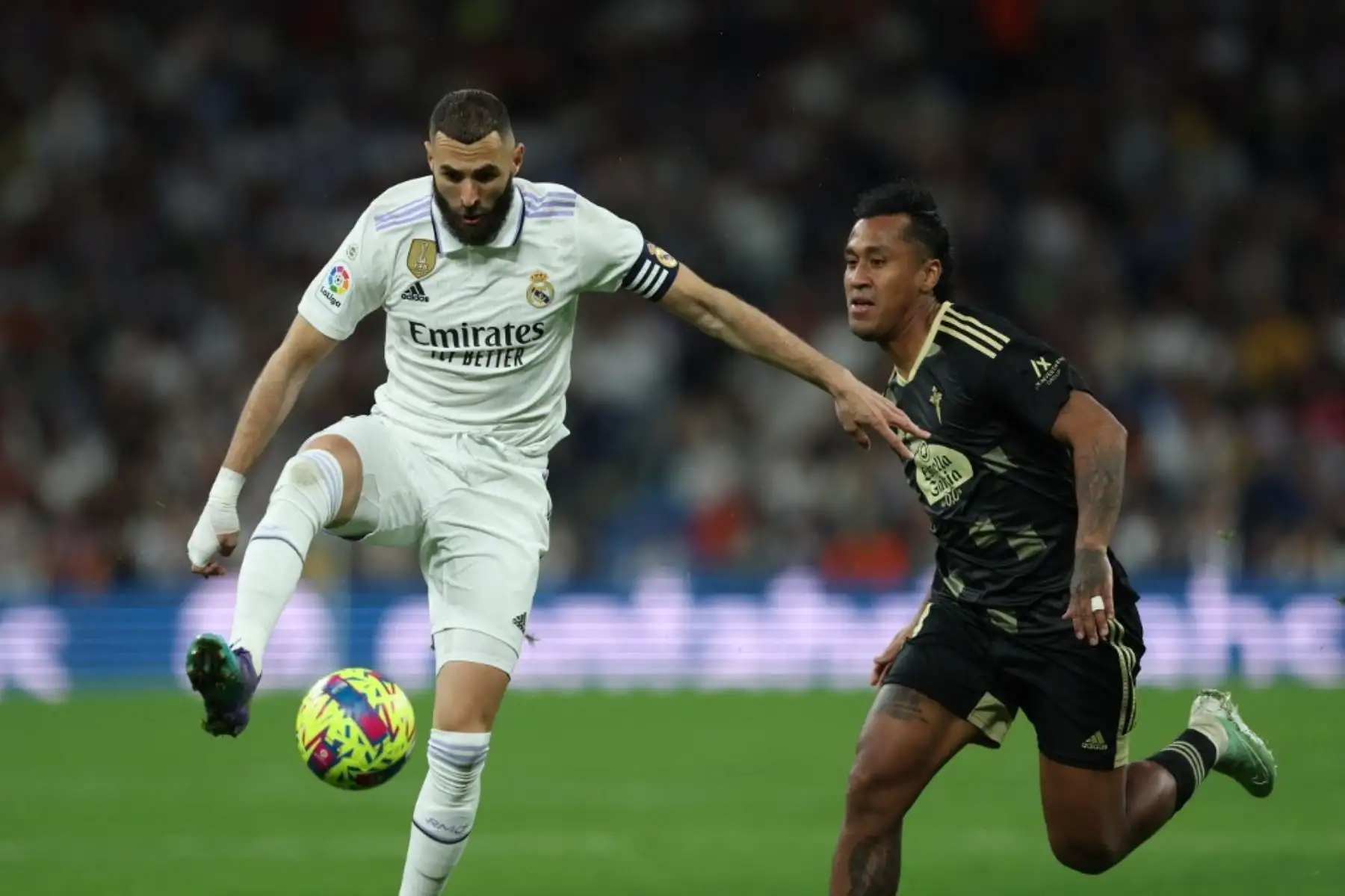 El delantero francés del Real Madrid Karim Benzema (i) y el centrocampista peruano del Celta de Vigo Renato Tapia durante el partido de fútbol de la liga española entre el Real Madrid CF y el RC Celta de Vigo en el estadio Santiago Bernabéu de Madrid. Foto: AFP